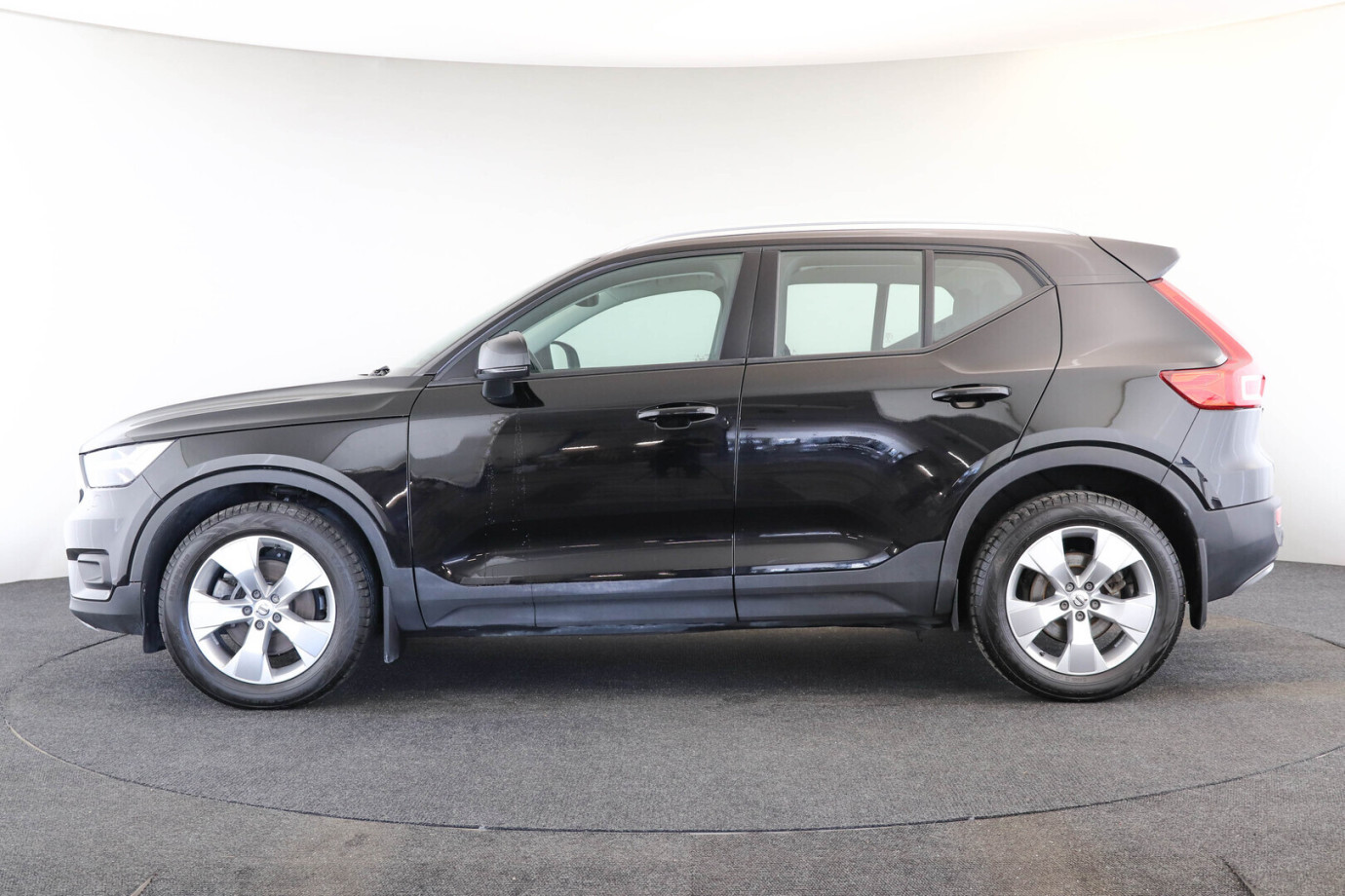 Esittelykuva VOLVO XC40 kevythybridiautosta.