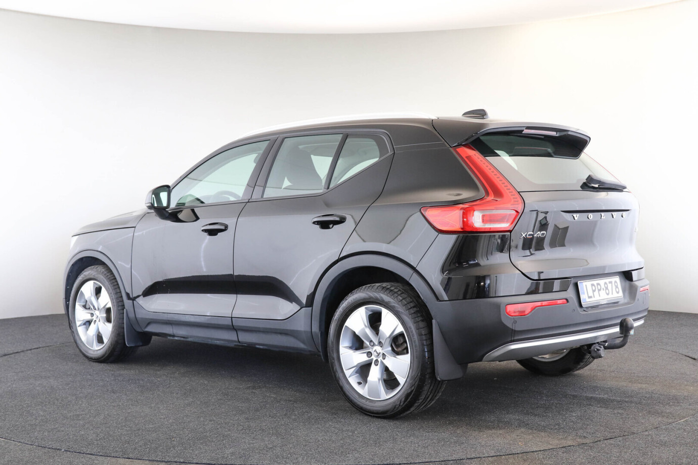 Esittelykuva VOLVO XC40 kevythybridiautosta.