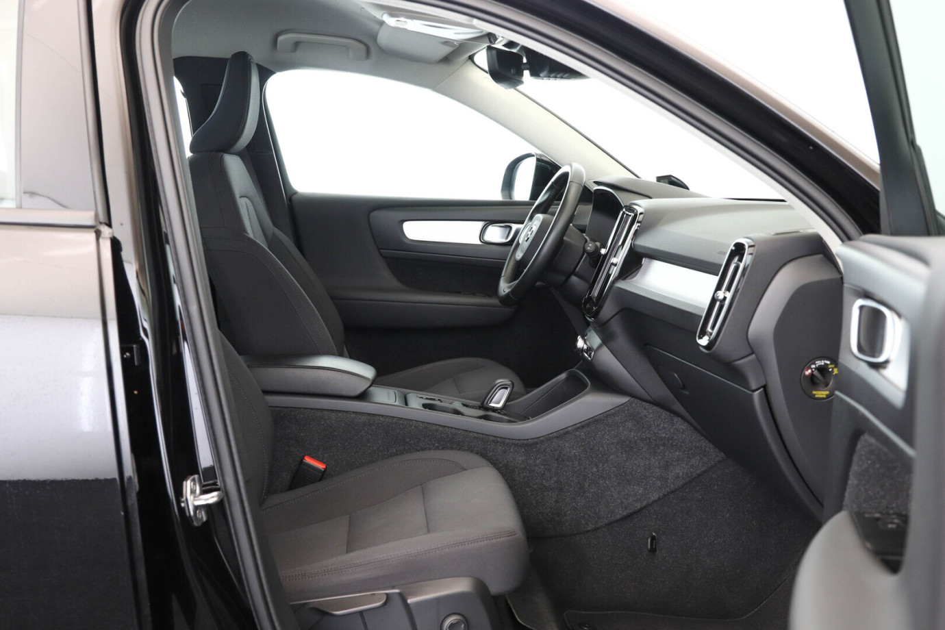 Esittelykuva VOLVO XC40 kevythybridiautosta.