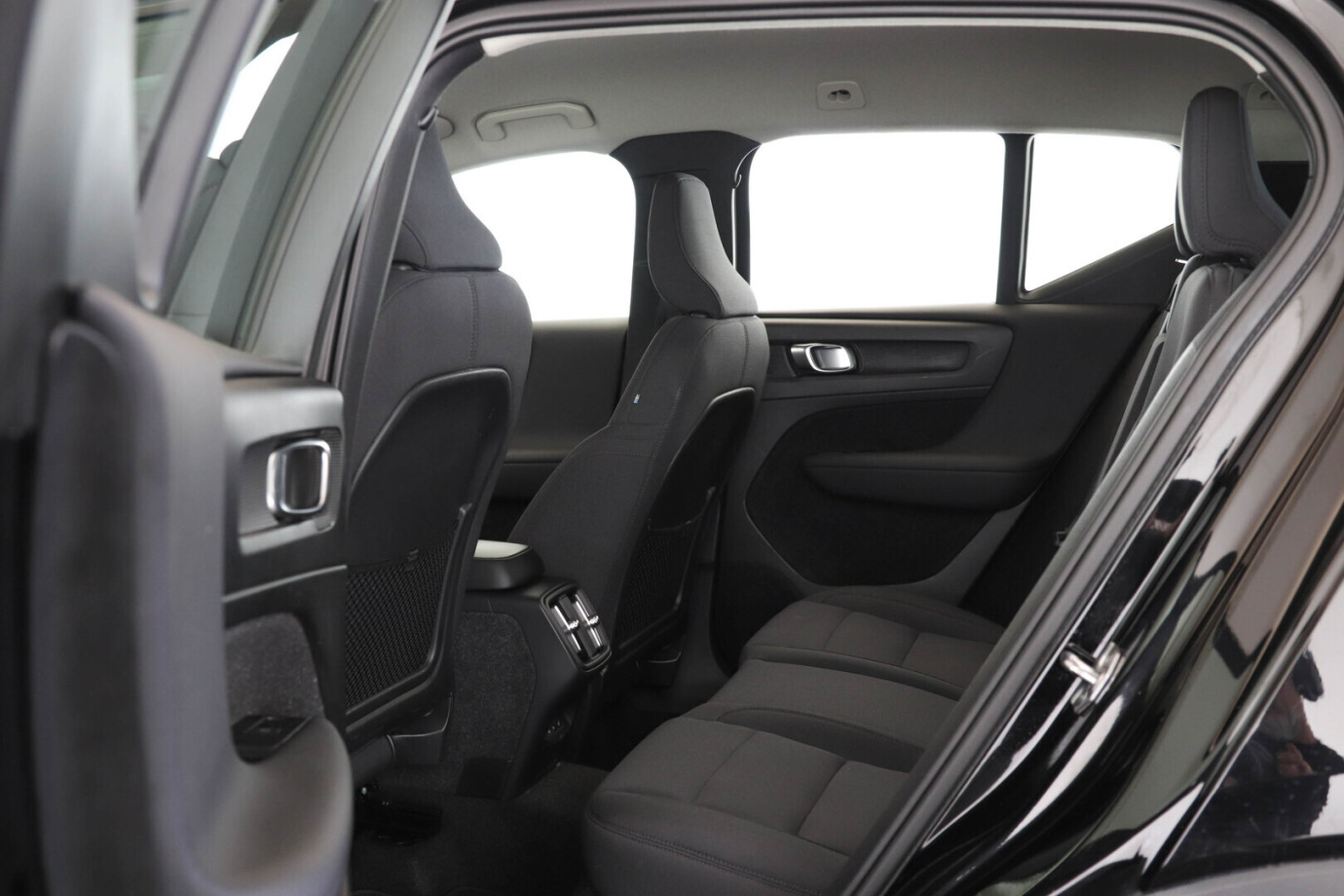 Esittelykuva VOLVO XC40 kevythybridiautosta.