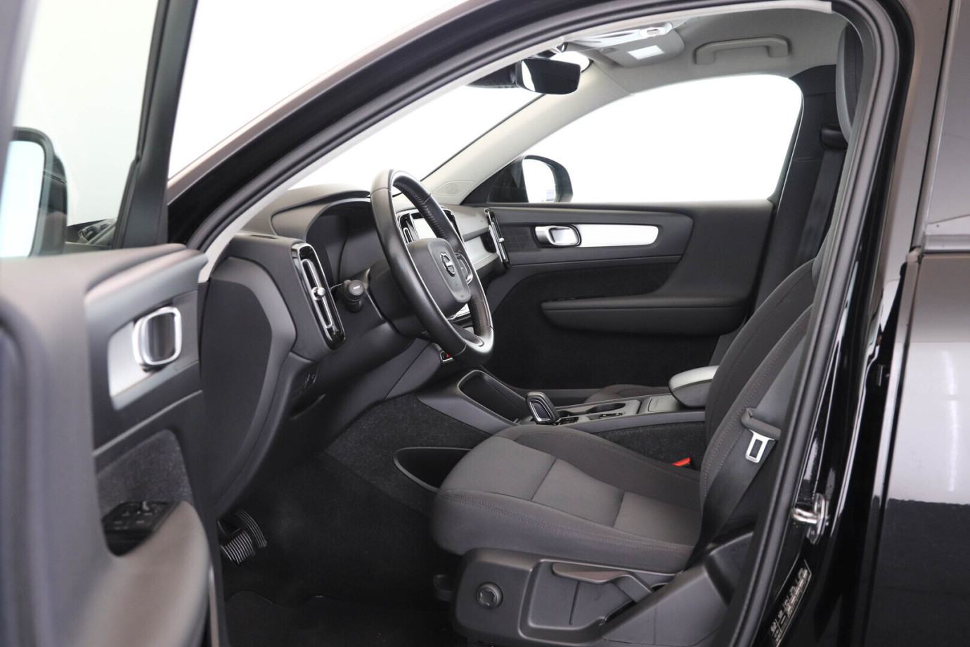 Esittelykuva VOLVO XC40 kevythybridiautosta.
