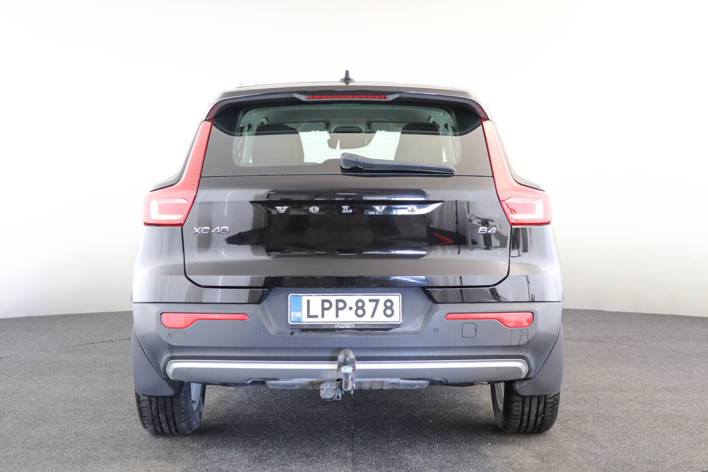 Esittelykuva VOLVO XC40 kevythybridiautosta.