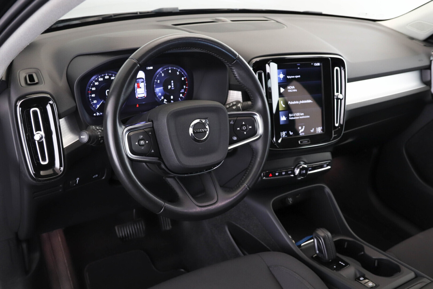 Esittelykuva VOLVO XC40 kevythybridiautosta.