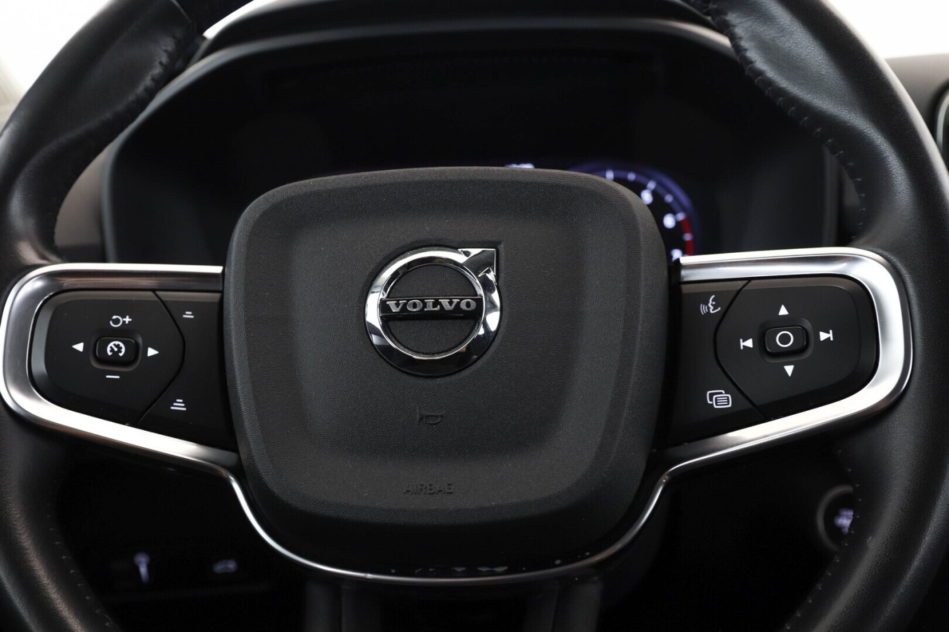 Esittelykuva VOLVO XC40 kevythybridiautosta.