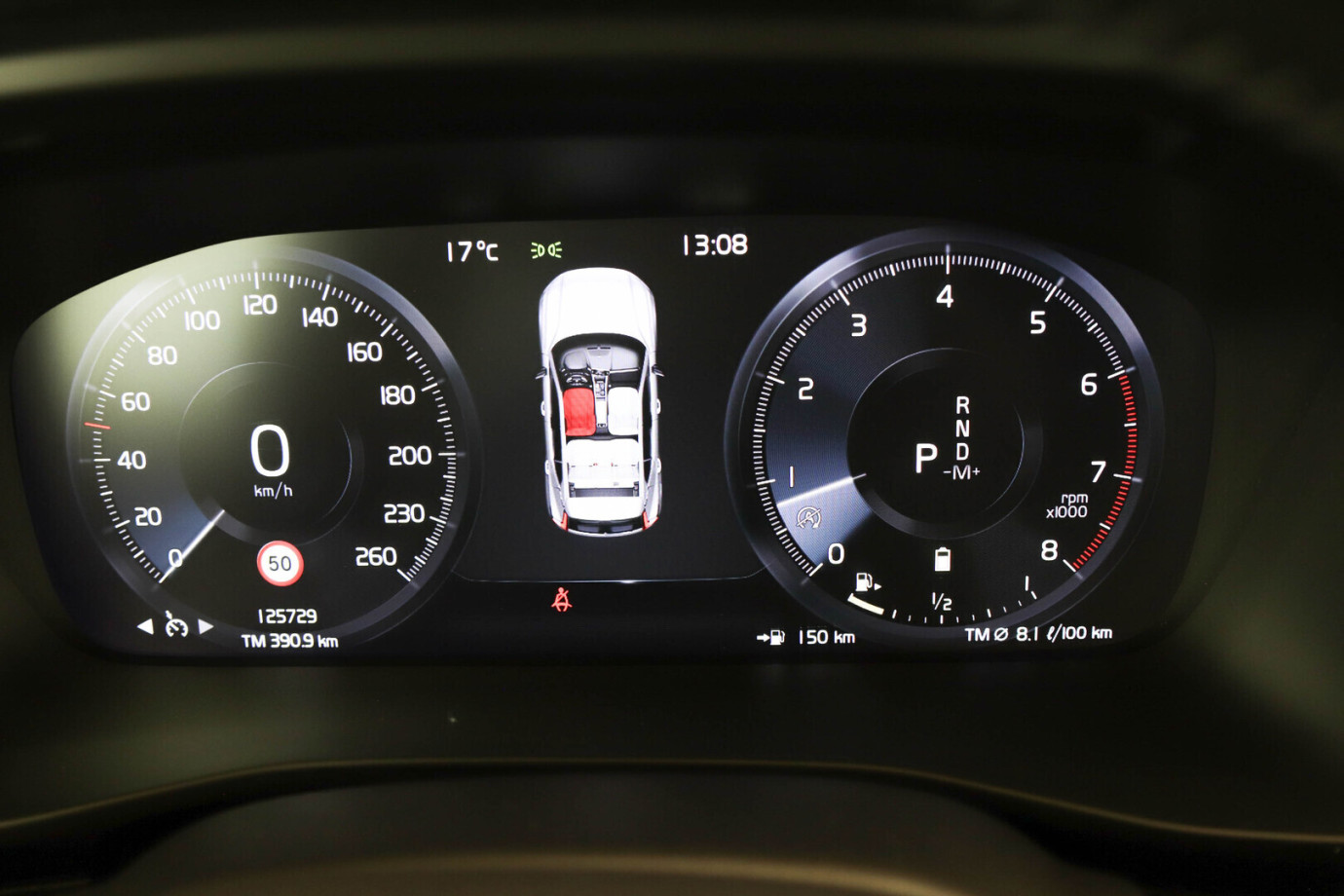Esittelykuva VOLVO XC40 kevythybridiautosta.