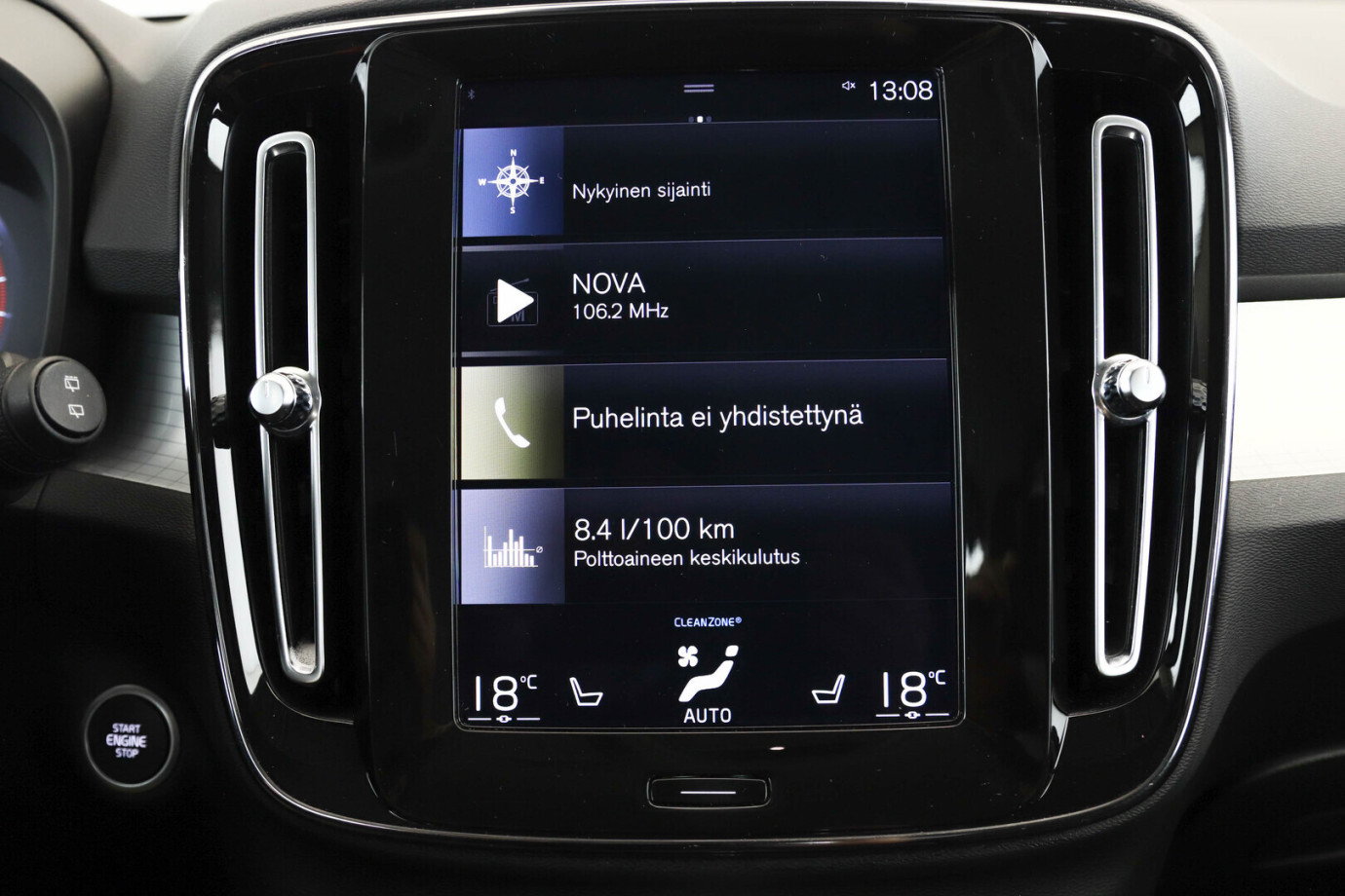 Esittelykuva VOLVO XC40 kevythybridiautosta.