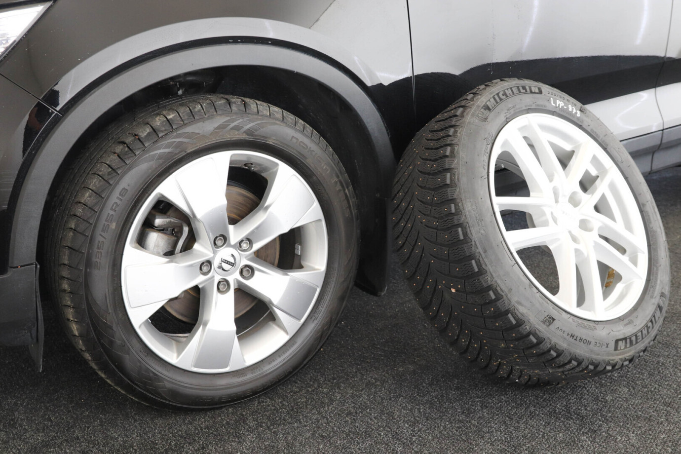 Esittelykuva VOLVO XC40 kevythybridiautosta.