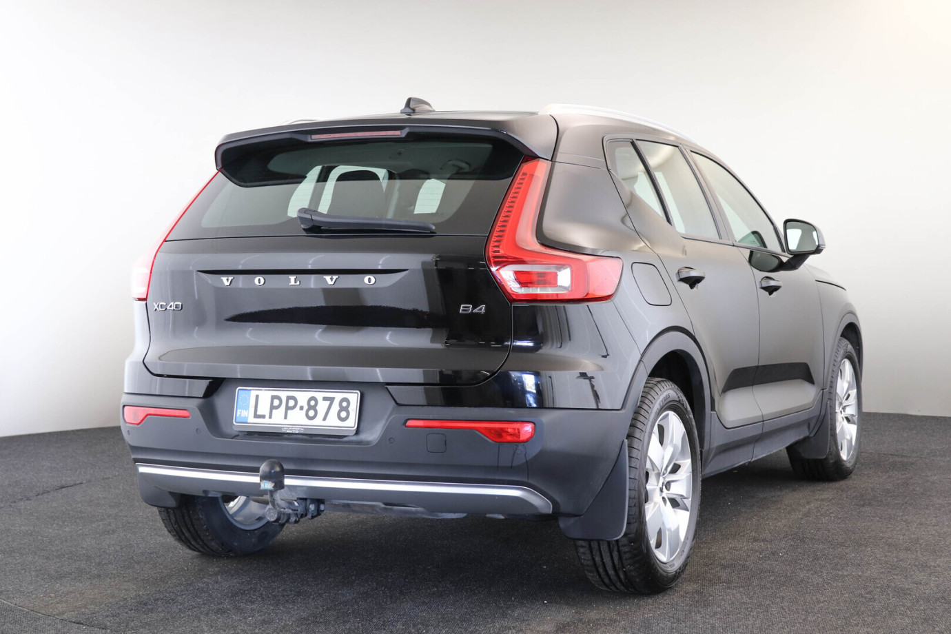 Esittelykuva VOLVO XC40 kevythybridiautosta.