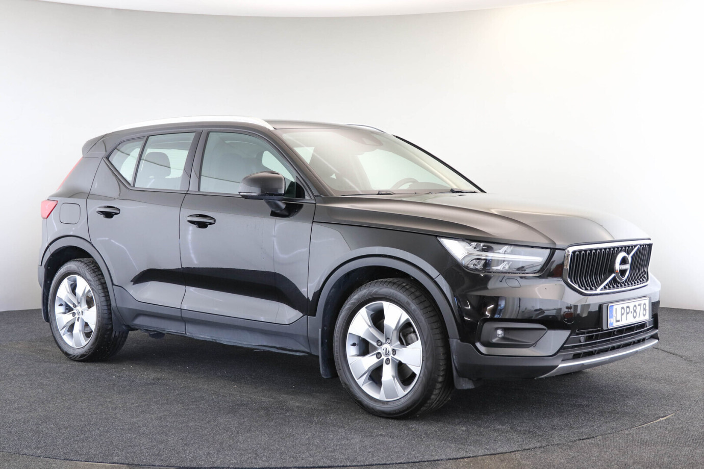 Esittelykuva VOLVO XC40 kevythybridiautosta.