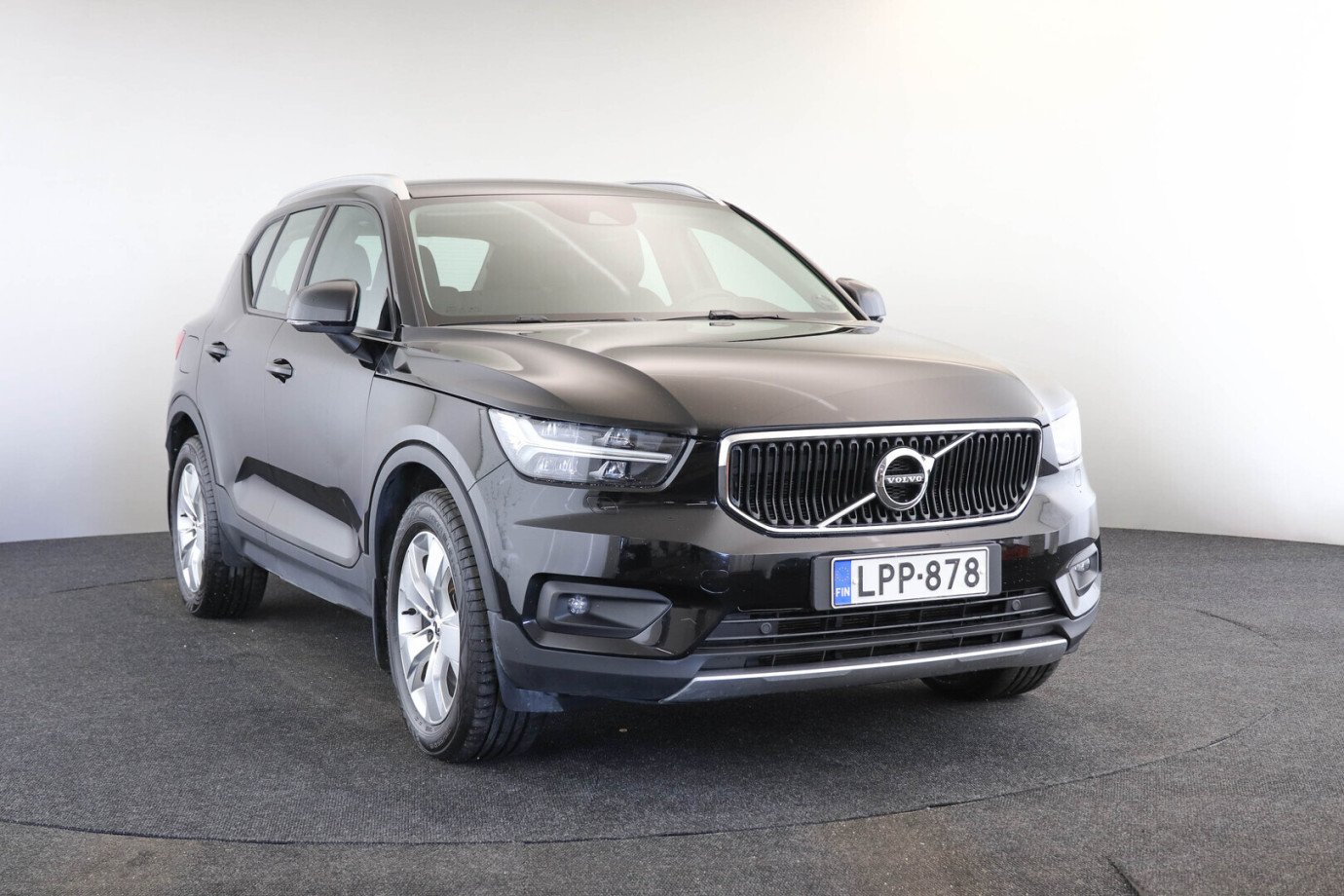 Esittelykuva VOLVO XC40 kevythybridiautosta.