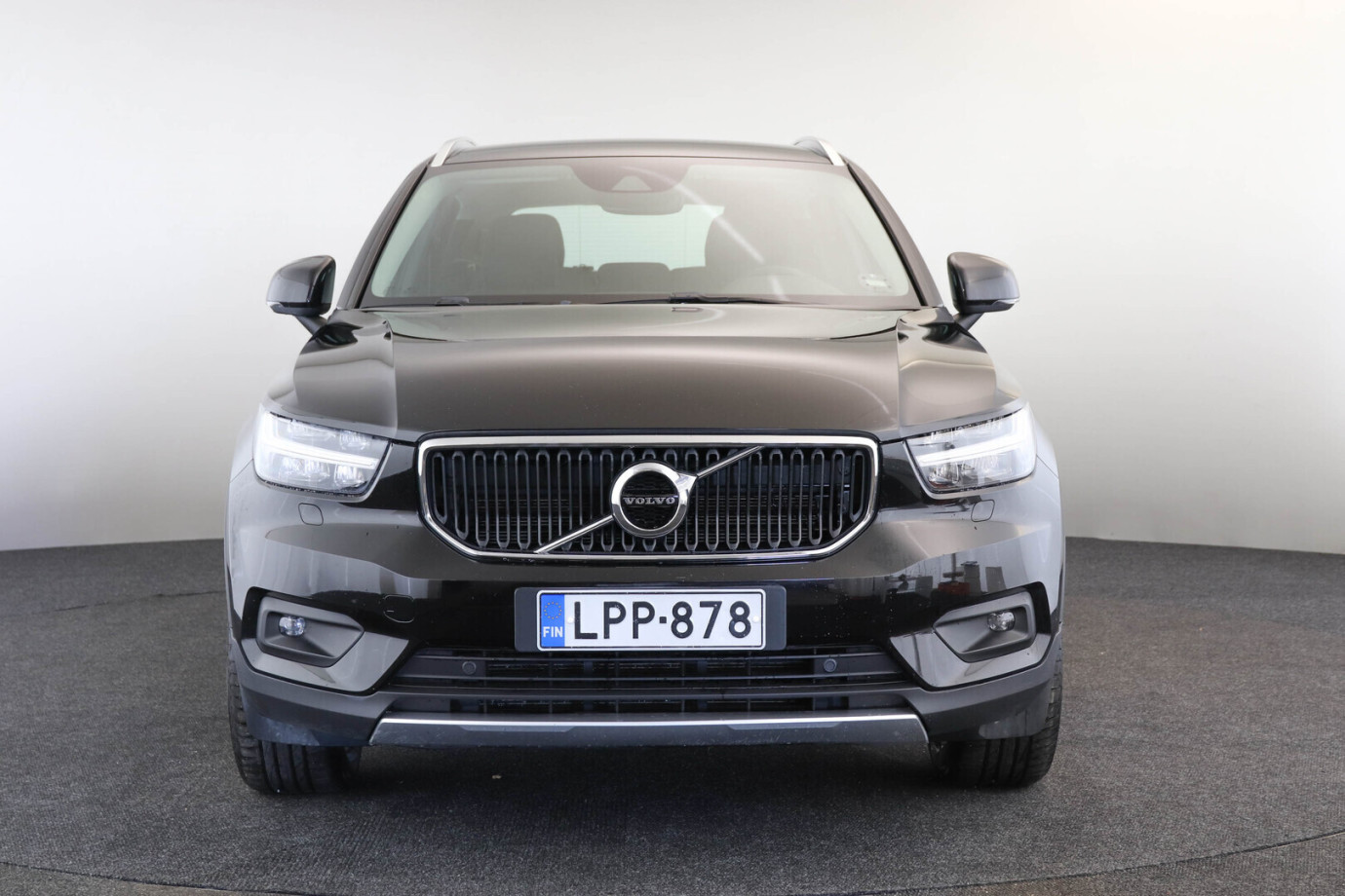 Esittelykuva VOLVO XC40 kevythybridiautosta.