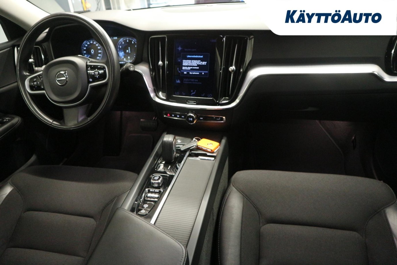 Esittelykuva VOLVO V60 bensiiniautosta.