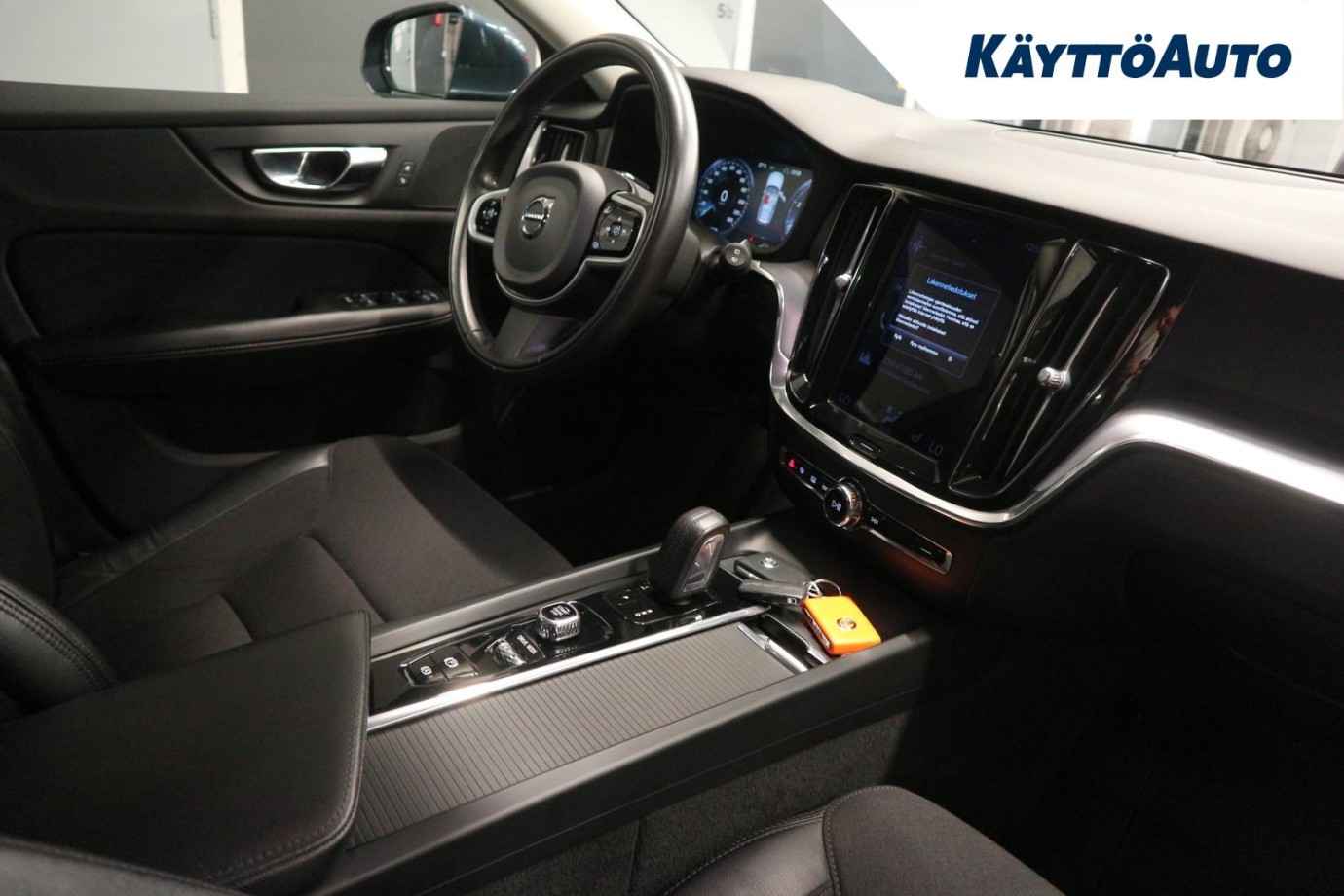 Esittelykuva VOLVO V60 bensiiniautosta.