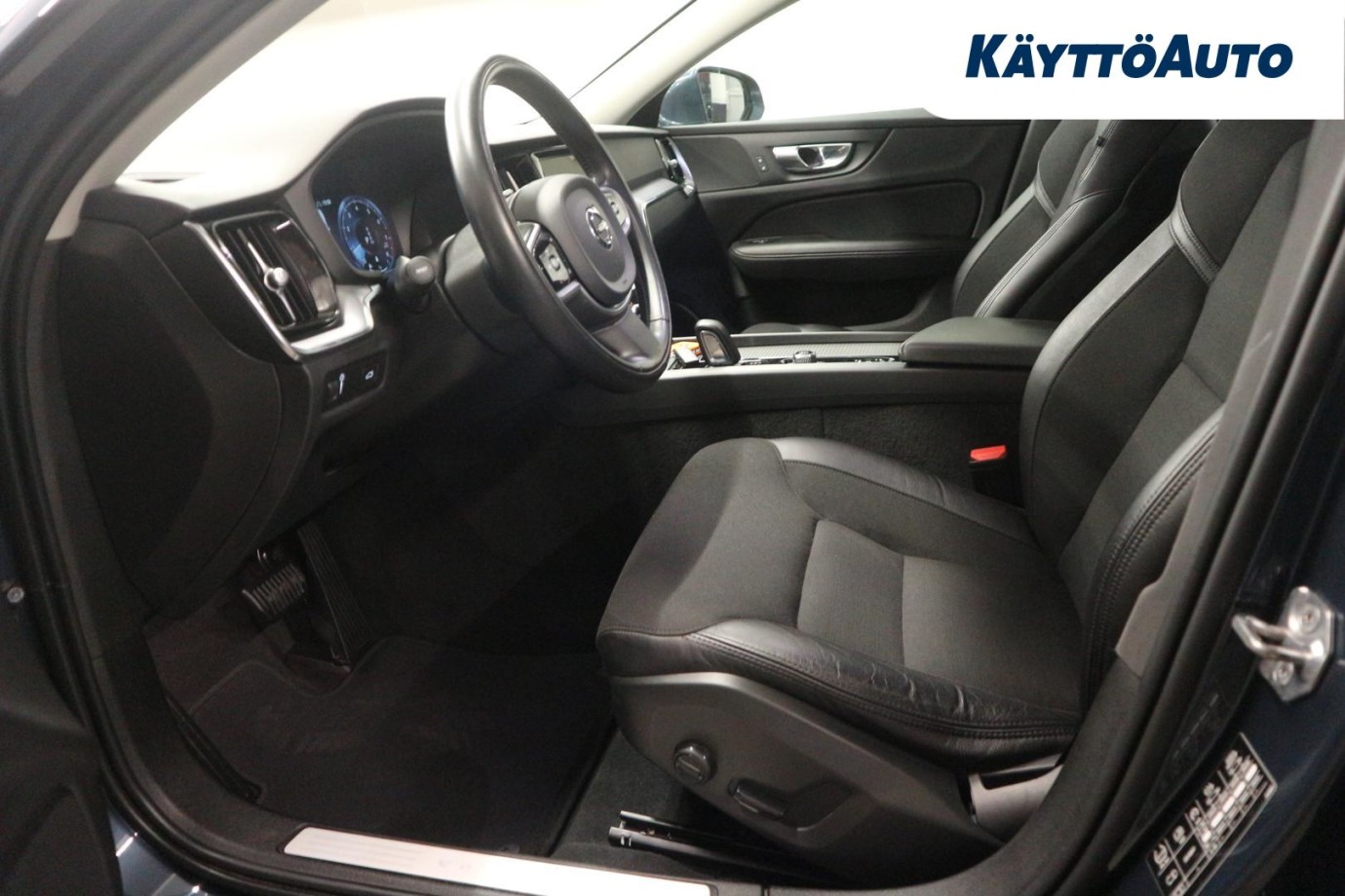 Esittelykuva VOLVO V60 bensiiniautosta.
