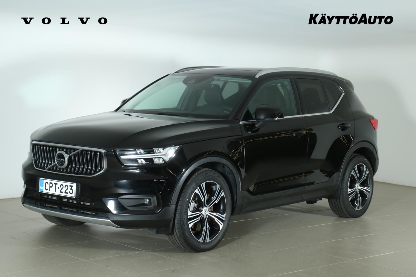 Esittelykuva VOLVO XC40 lataushybridiautosta.