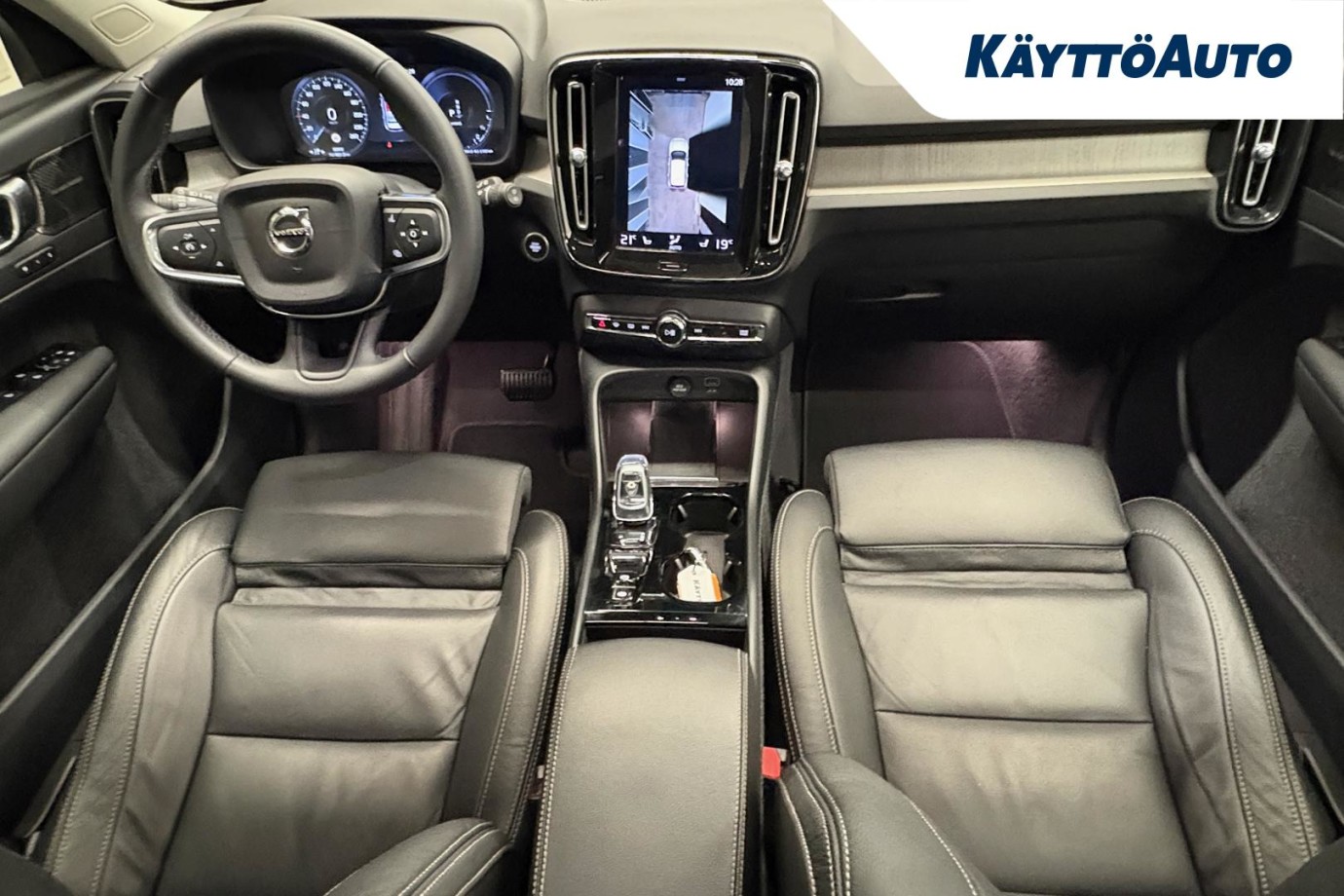 Esittelykuva VOLVO XC40 lataushybridiautosta.
