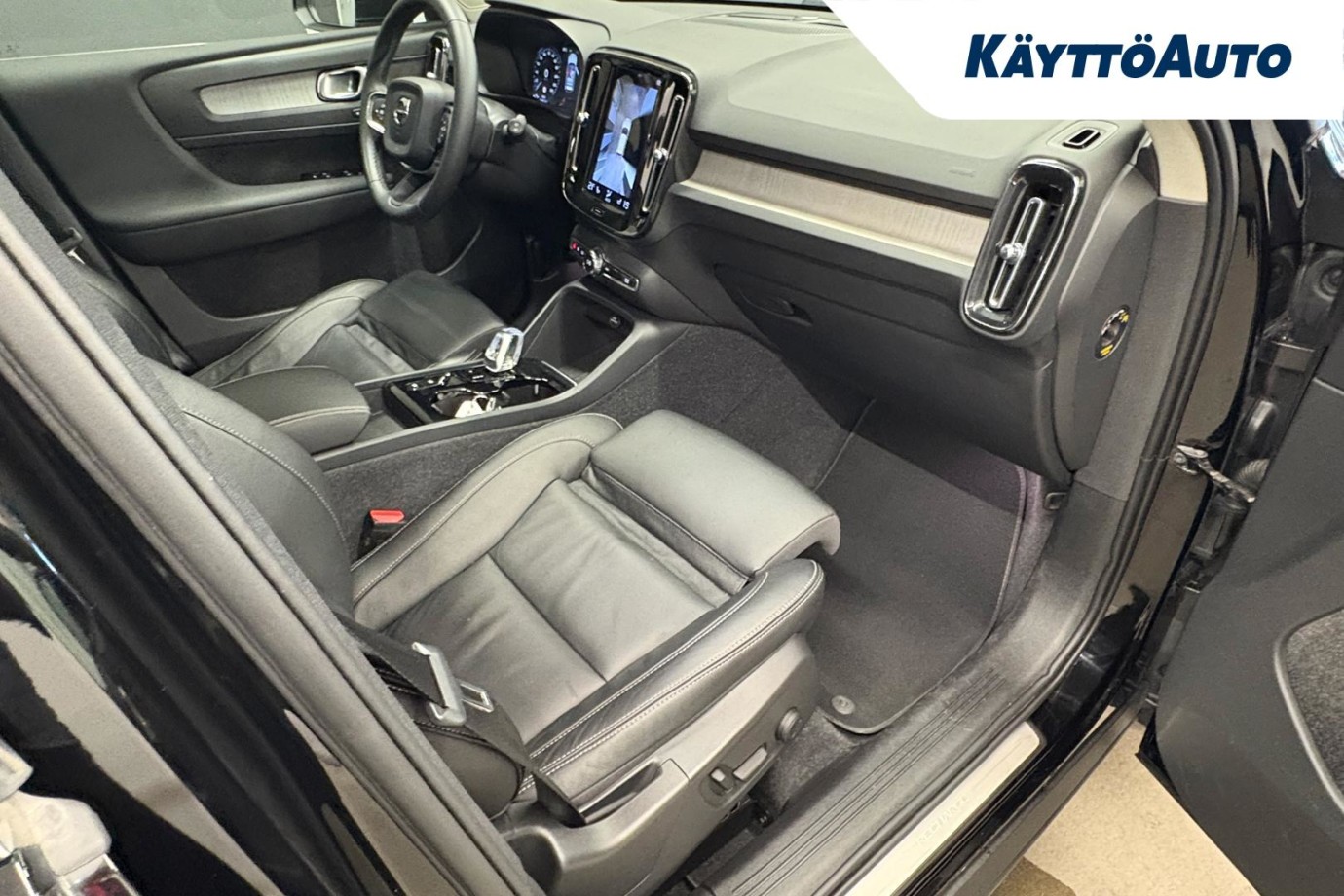 Esittelykuva VOLVO XC40 lataushybridiautosta.