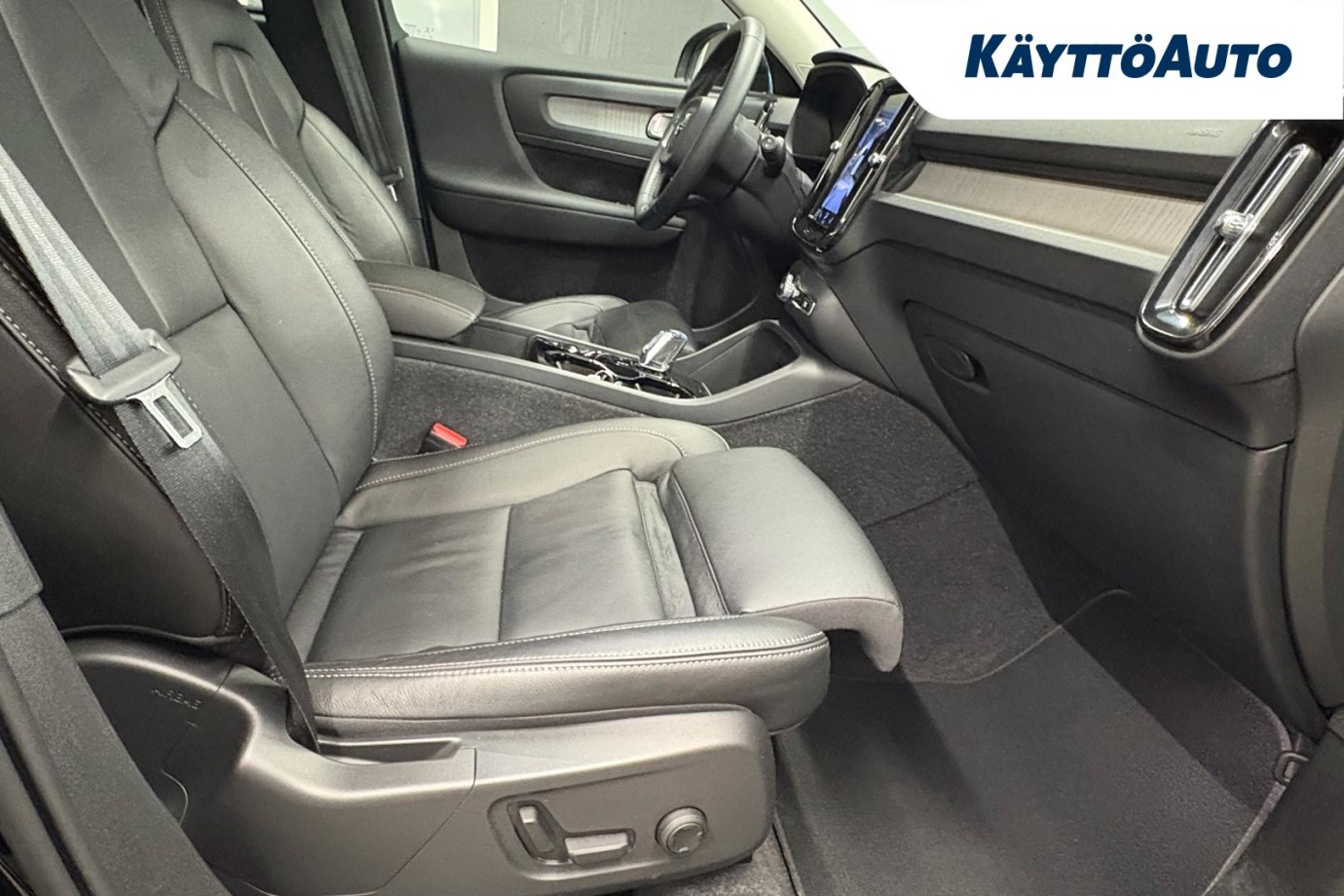 Esittelykuva VOLVO XC40 lataushybridiautosta.