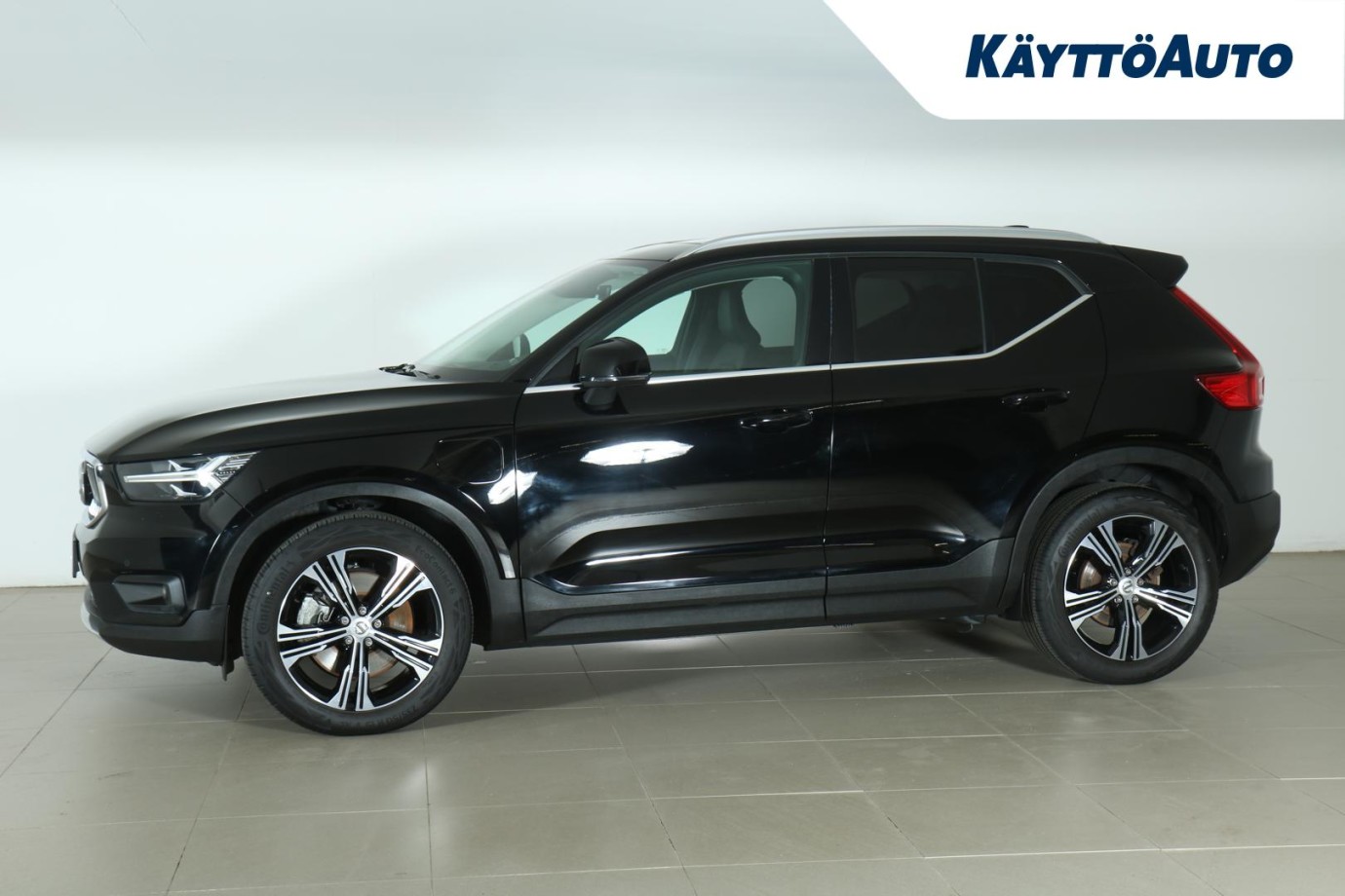 Esittelykuva VOLVO XC40 lataushybridiautosta.