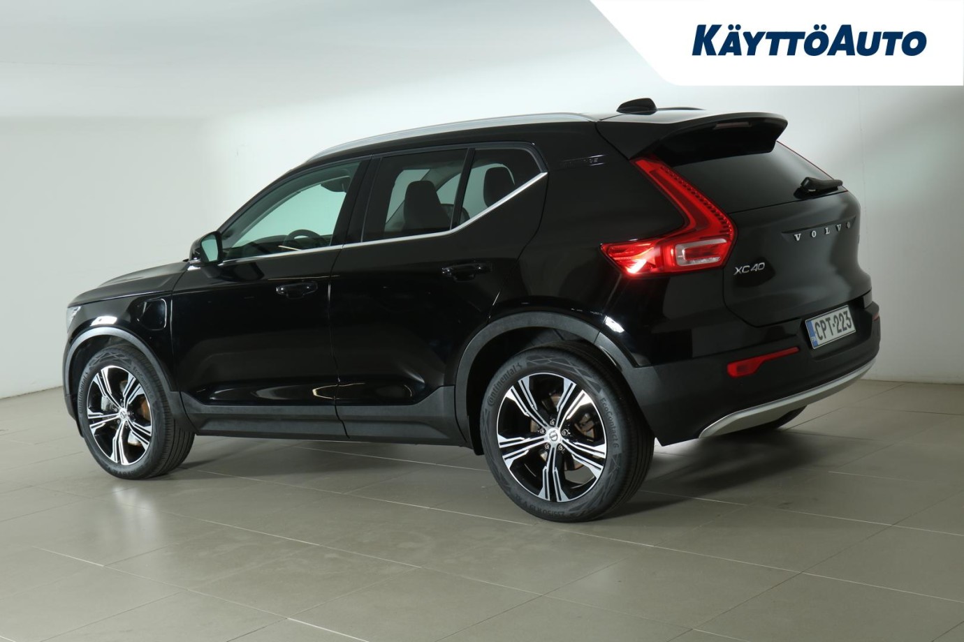 Esittelykuva VOLVO XC40 lataushybridiautosta.
