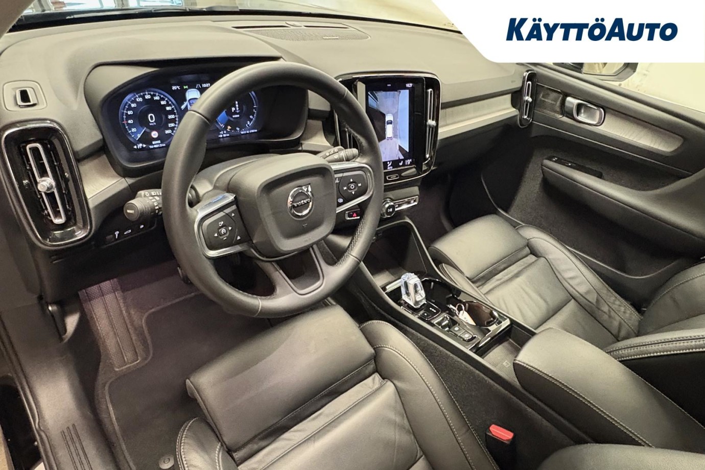 Esittelykuva VOLVO XC40 lataushybridiautosta.