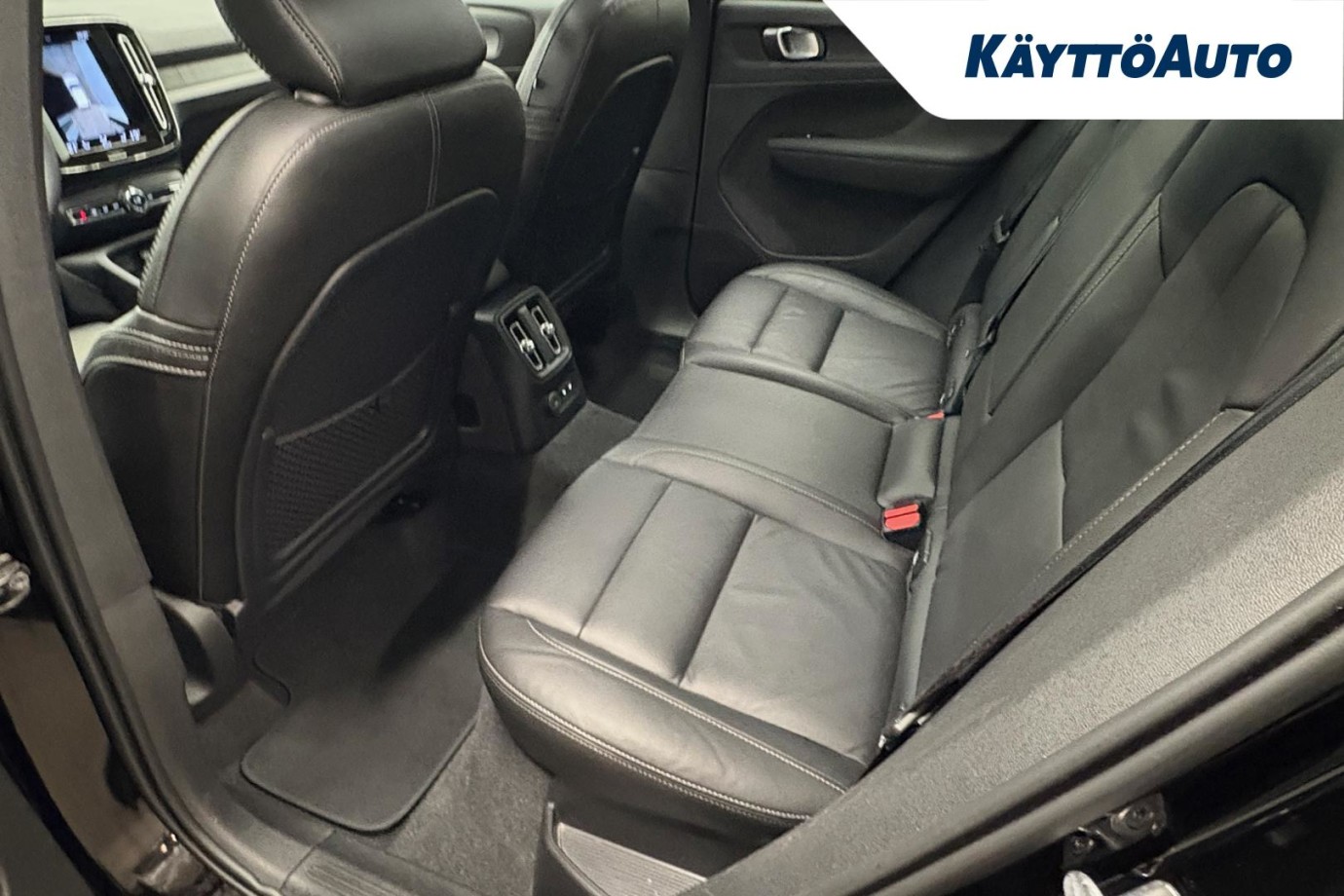 Esittelykuva VOLVO XC40 lataushybridiautosta.
