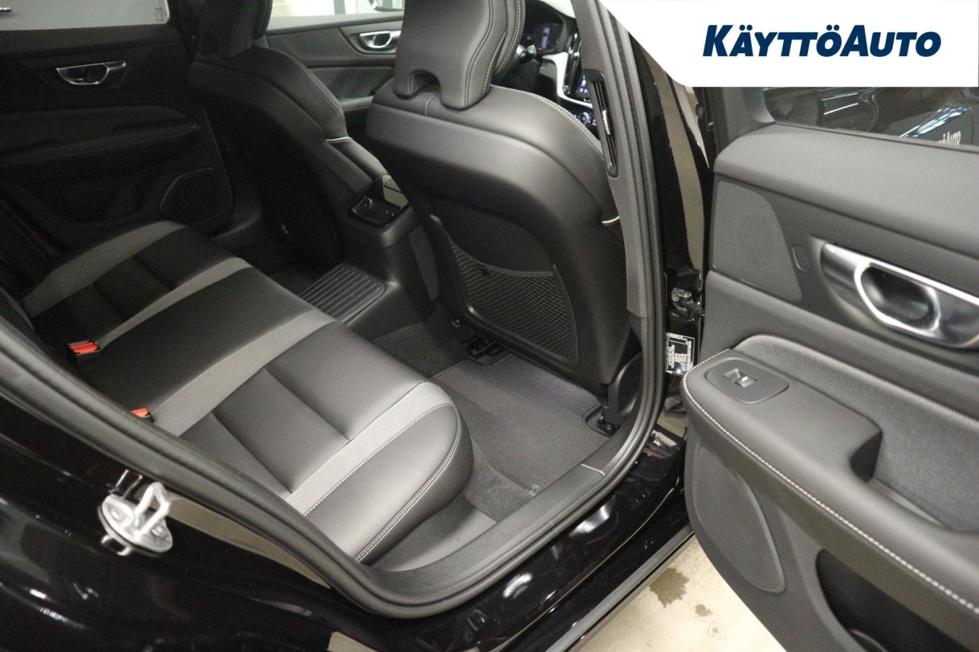 Esittelykuva Volvo V60 lataushybridiautosta.