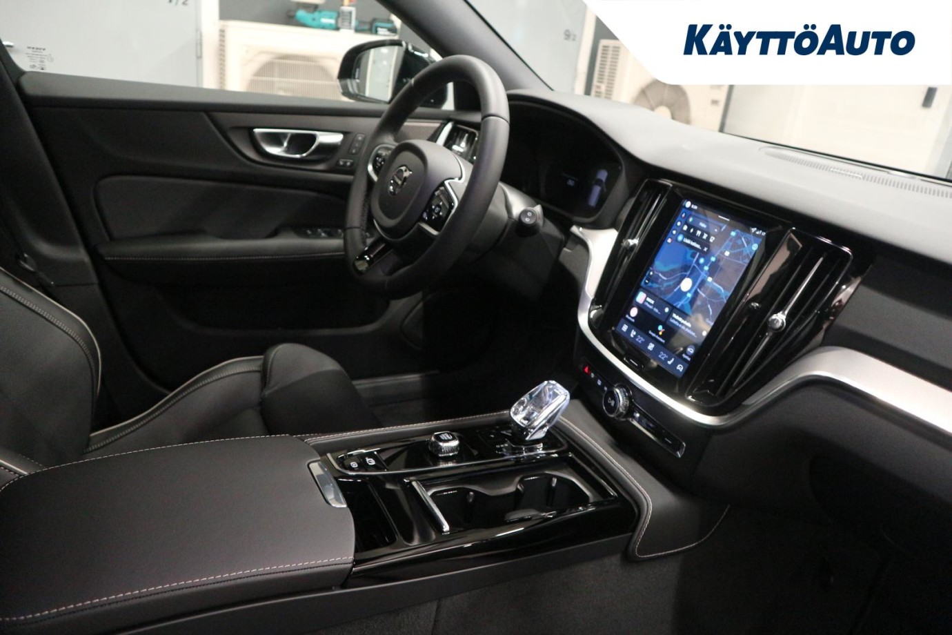Esittelykuva Volvo V60 lataushybridiautosta.