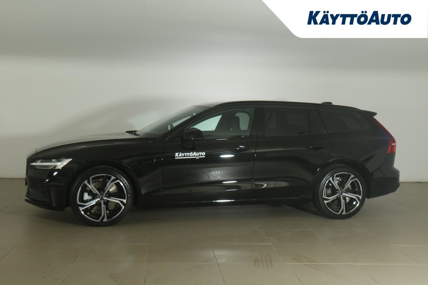 Esittelykuva Volvo V60 lataushybridiautosta.