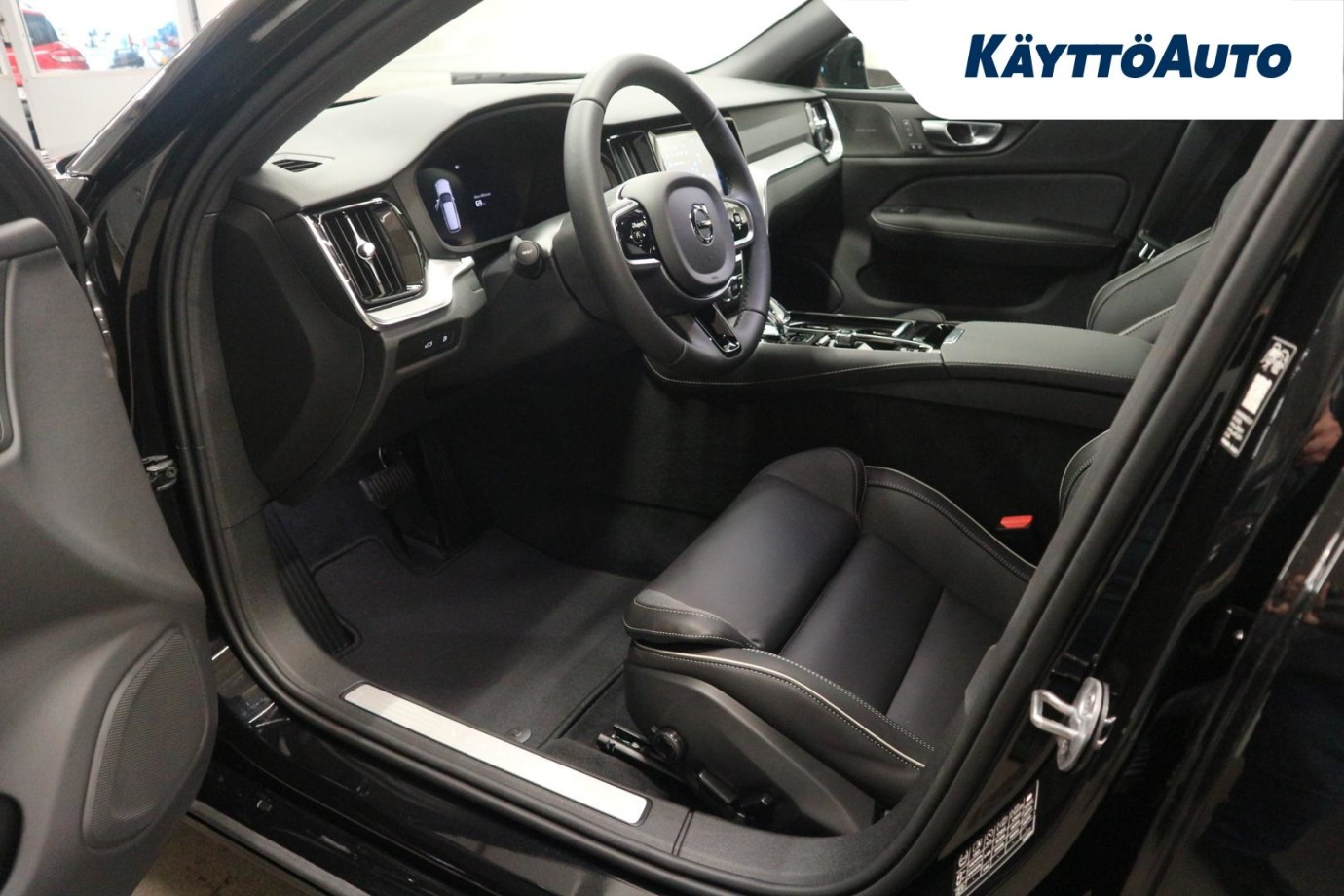Esittelykuva Volvo V60 lataushybridiautosta.