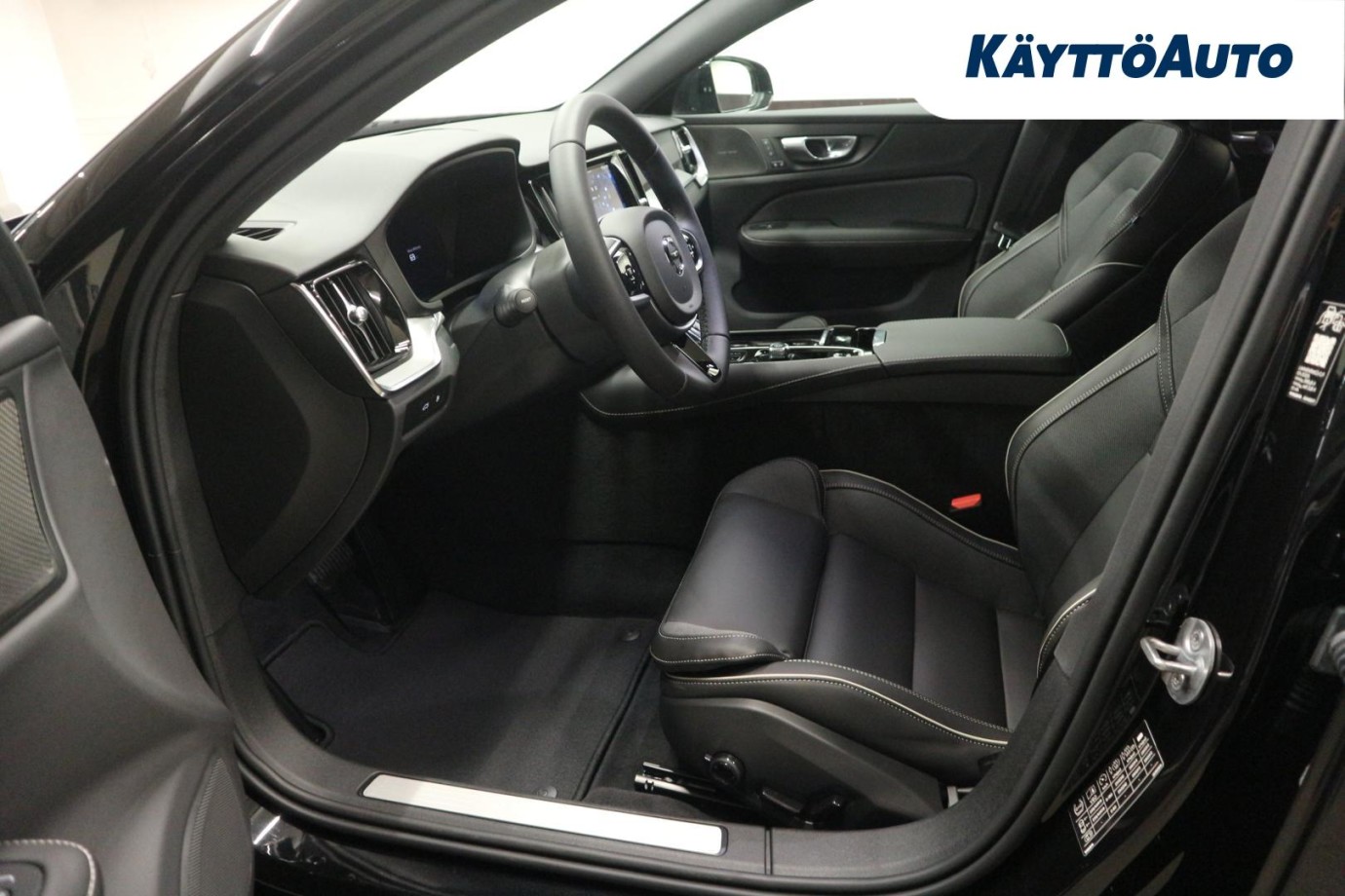 Esittelykuva Volvo V60 lataushybridiautosta.
