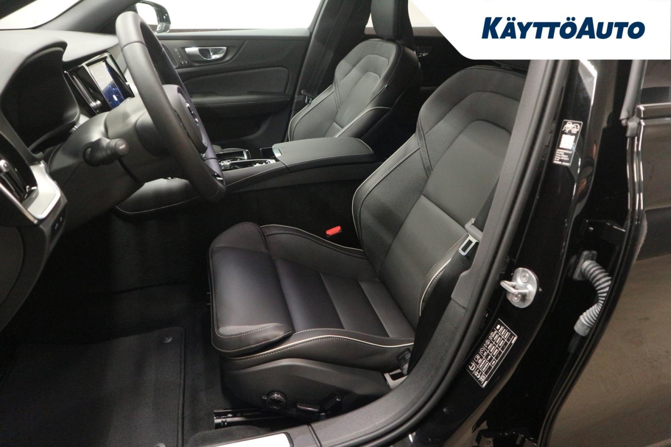 Esittelykuva Volvo V60 lataushybridiautosta.