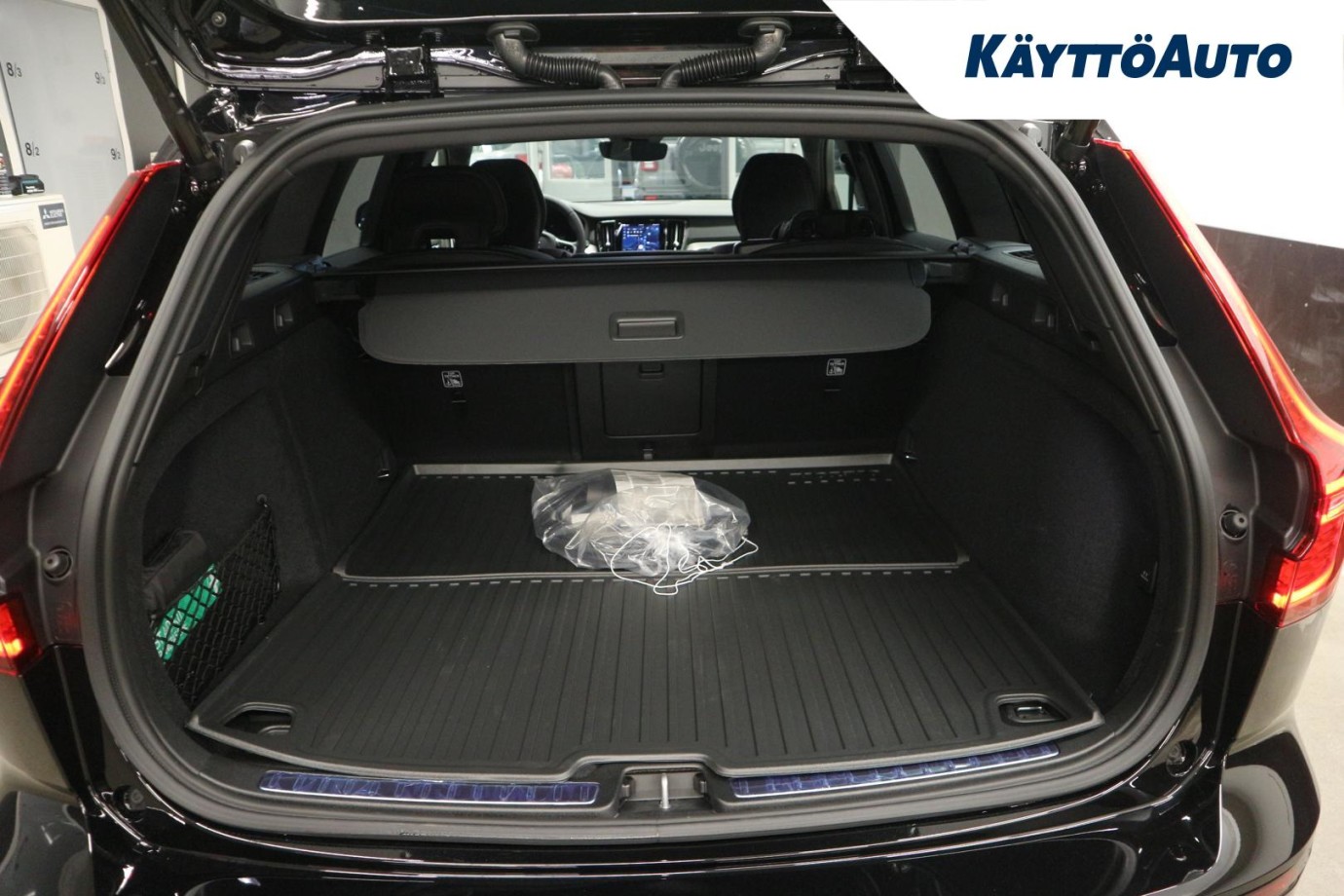 Esittelykuva Volvo V60 lataushybridiautosta.
