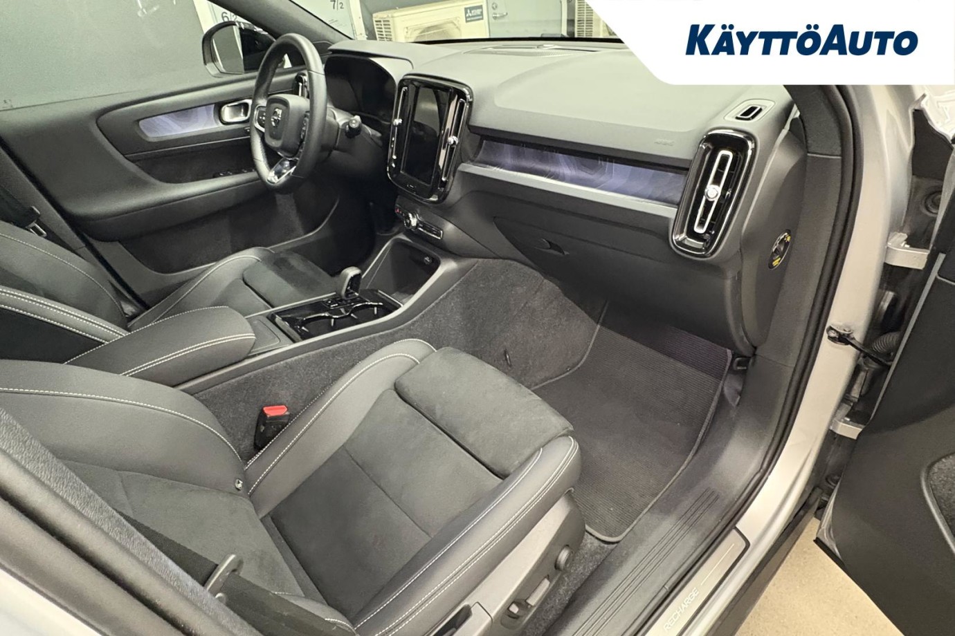 Esittelykuva VOLVO XC40 täyssähköautosta.