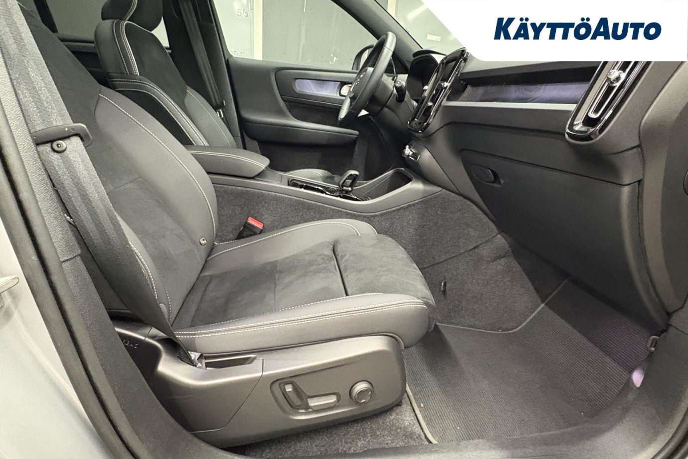 Esittelykuva VOLVO XC40 täyssähköautosta.