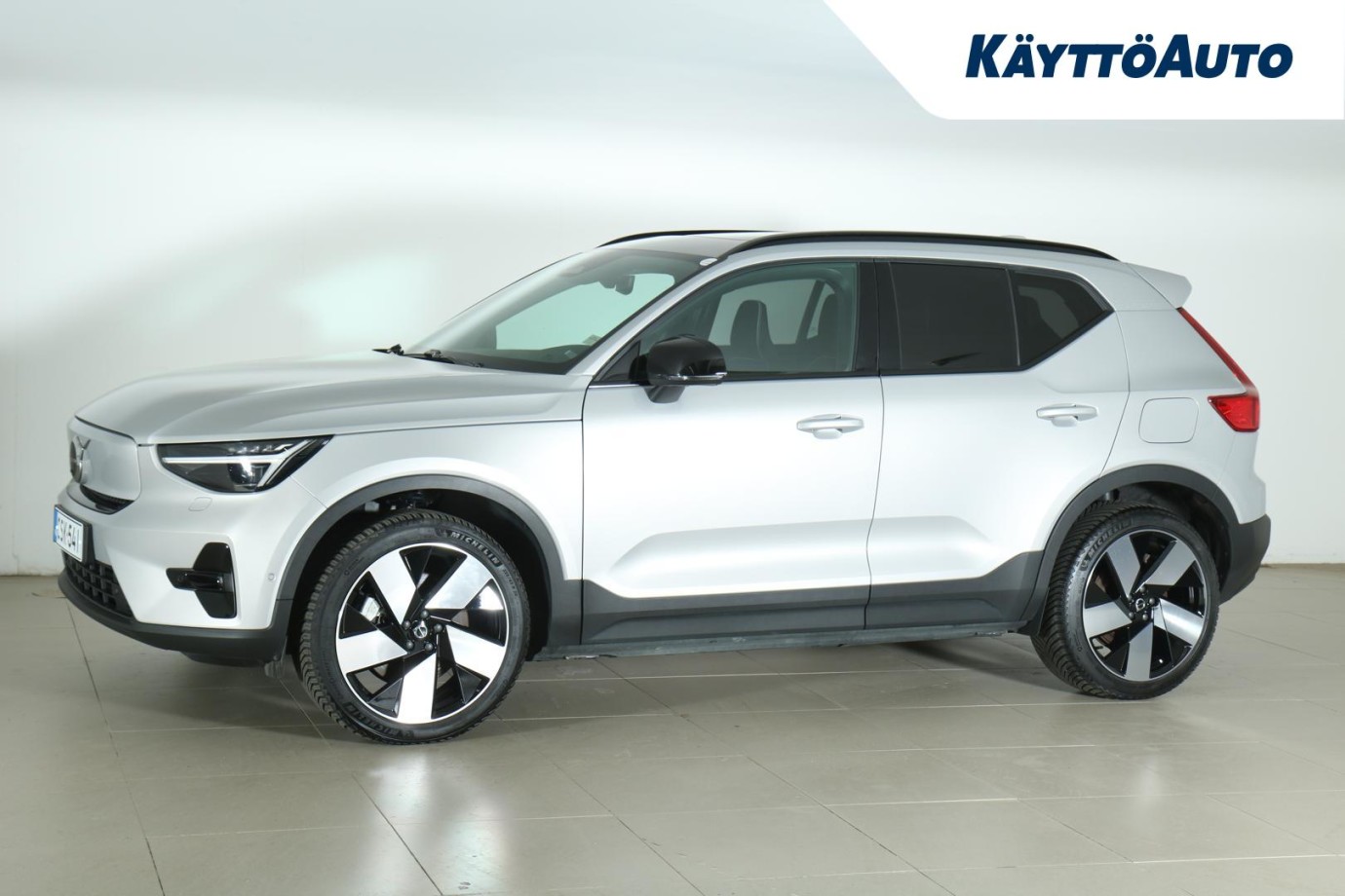 Esittelykuva VOLVO XC40 täyssähköautosta.