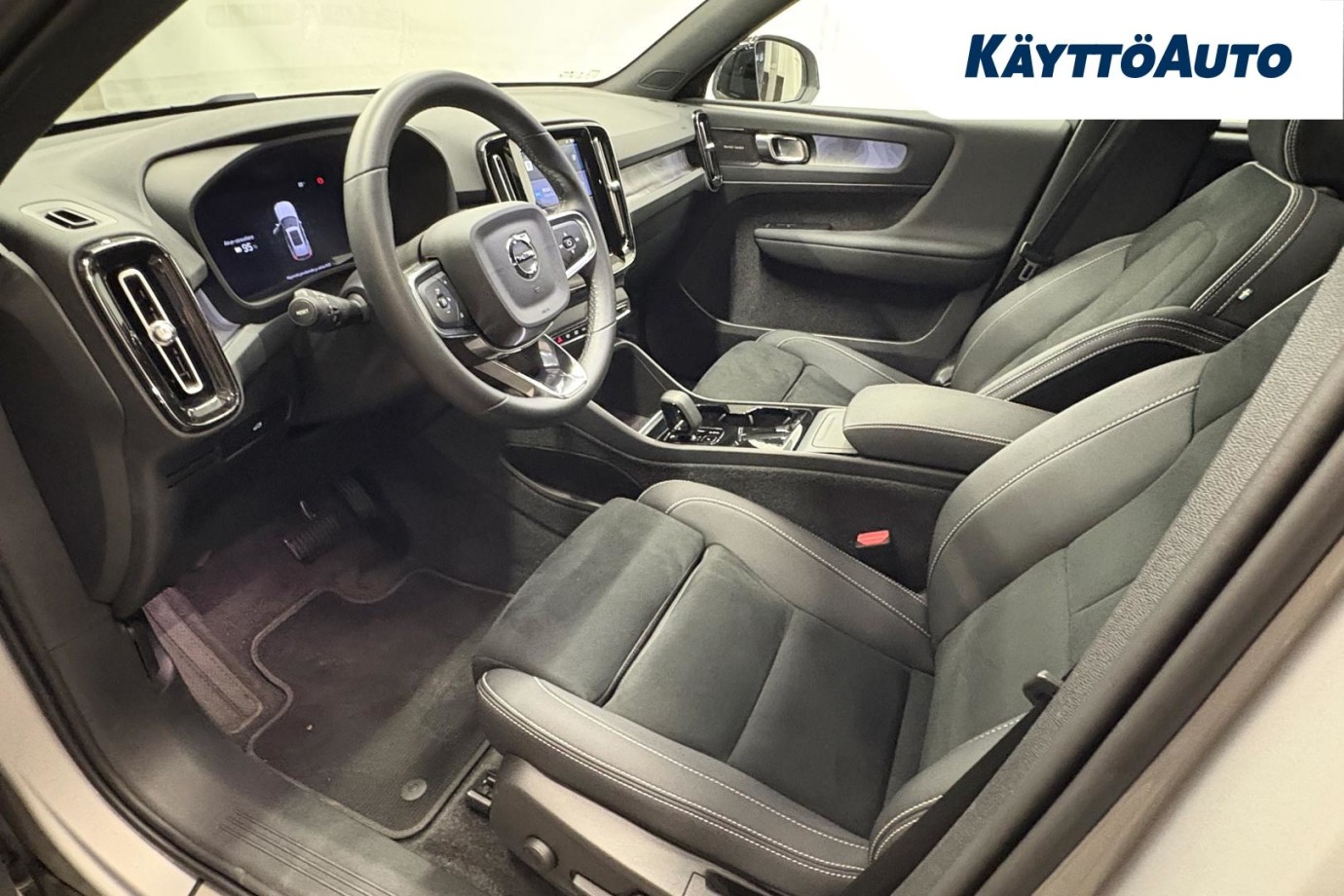 Esittelykuva VOLVO XC40 täyssähköautosta.