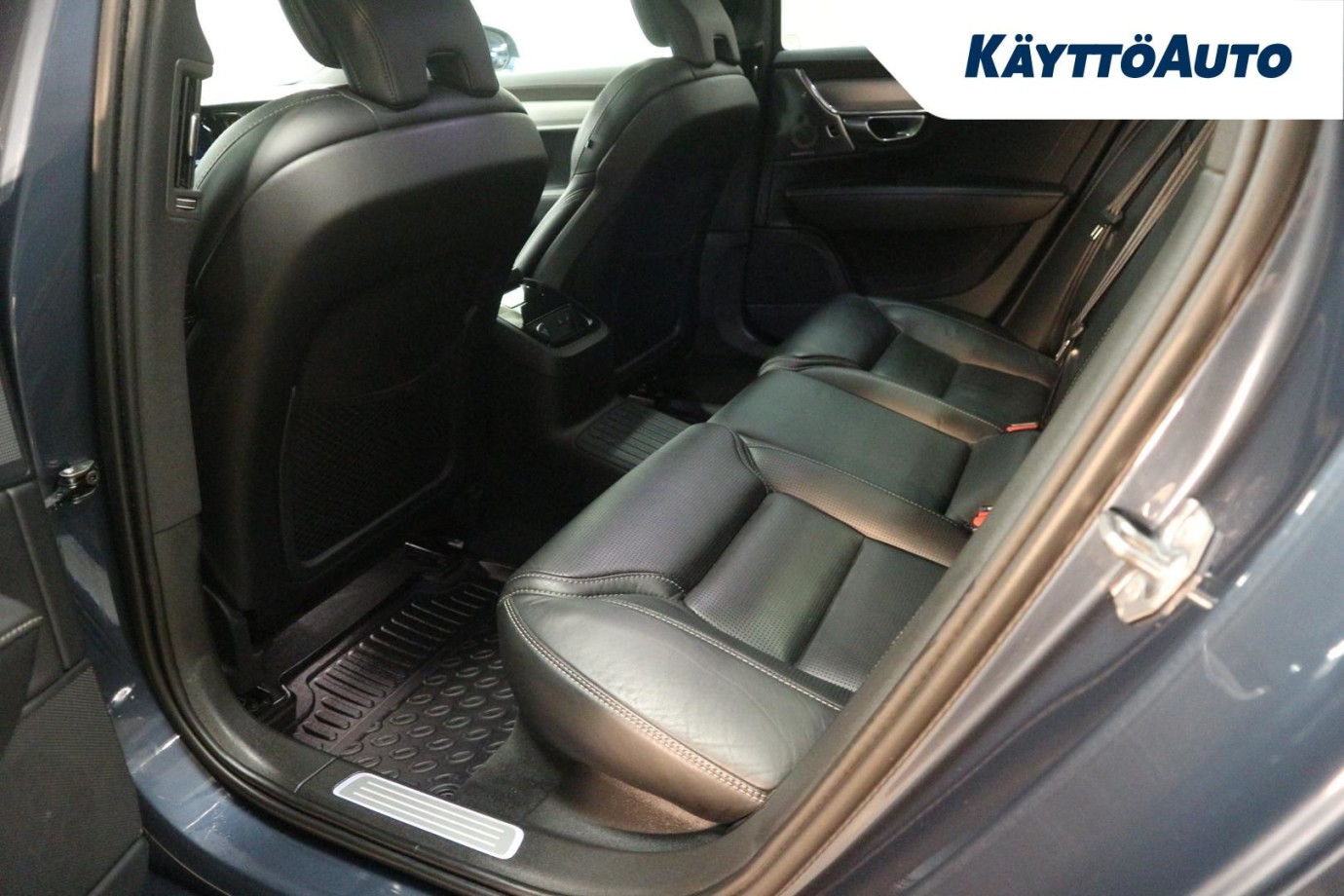 Esittelykuva VOLVO S90 lataushybridiautosta.