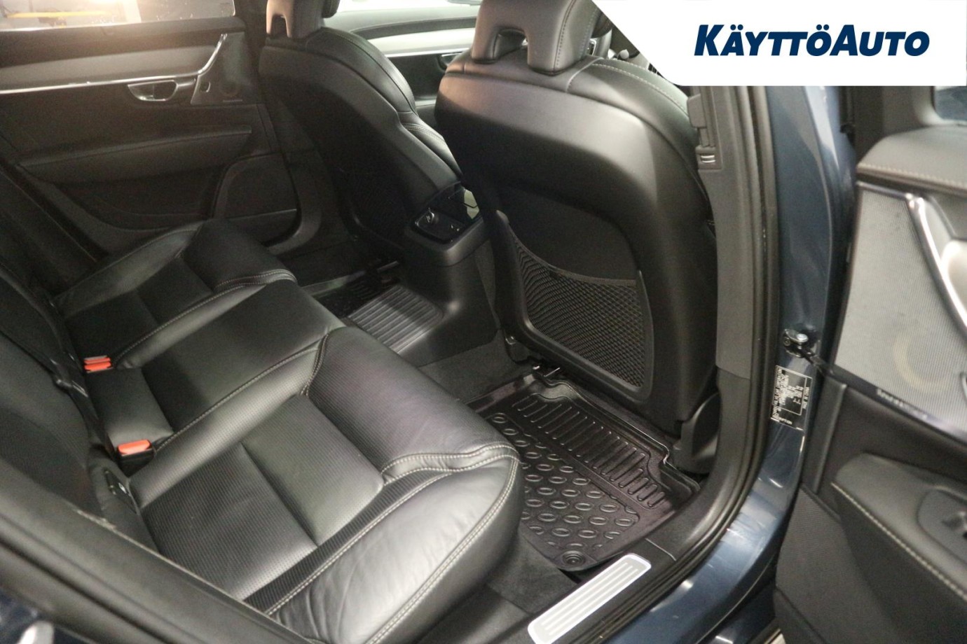 Esittelykuva VOLVO S90 lataushybridiautosta.