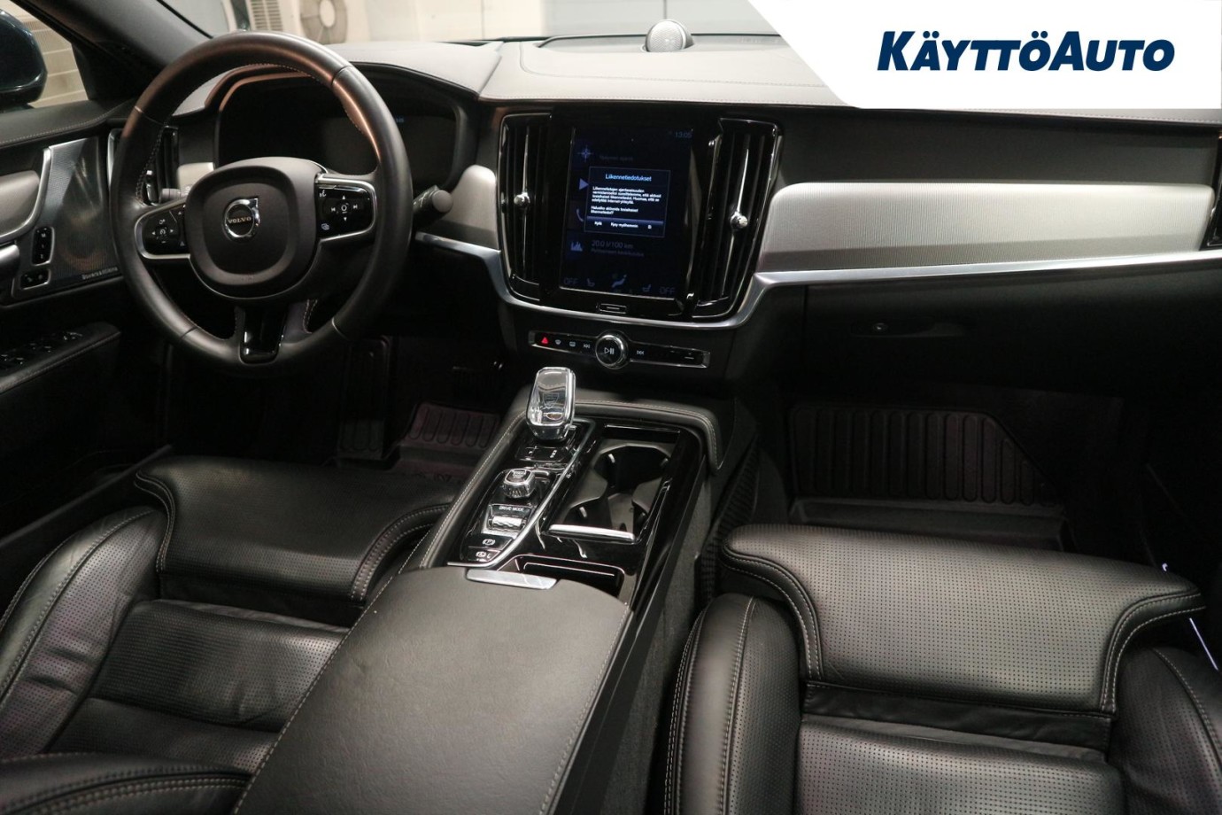 Esittelykuva VOLVO S90 lataushybridiautosta.