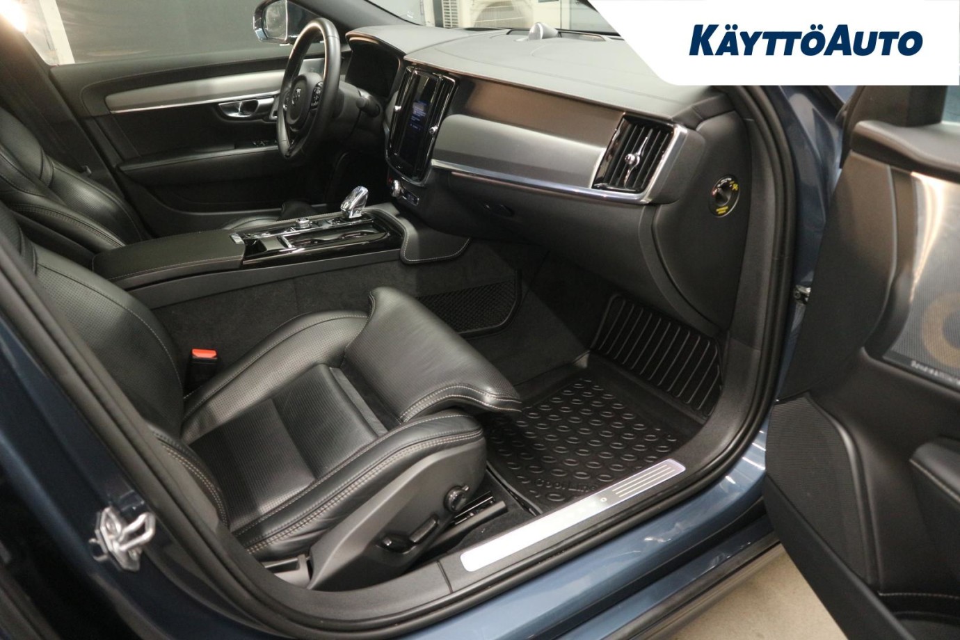 Esittelykuva VOLVO S90 lataushybridiautosta.