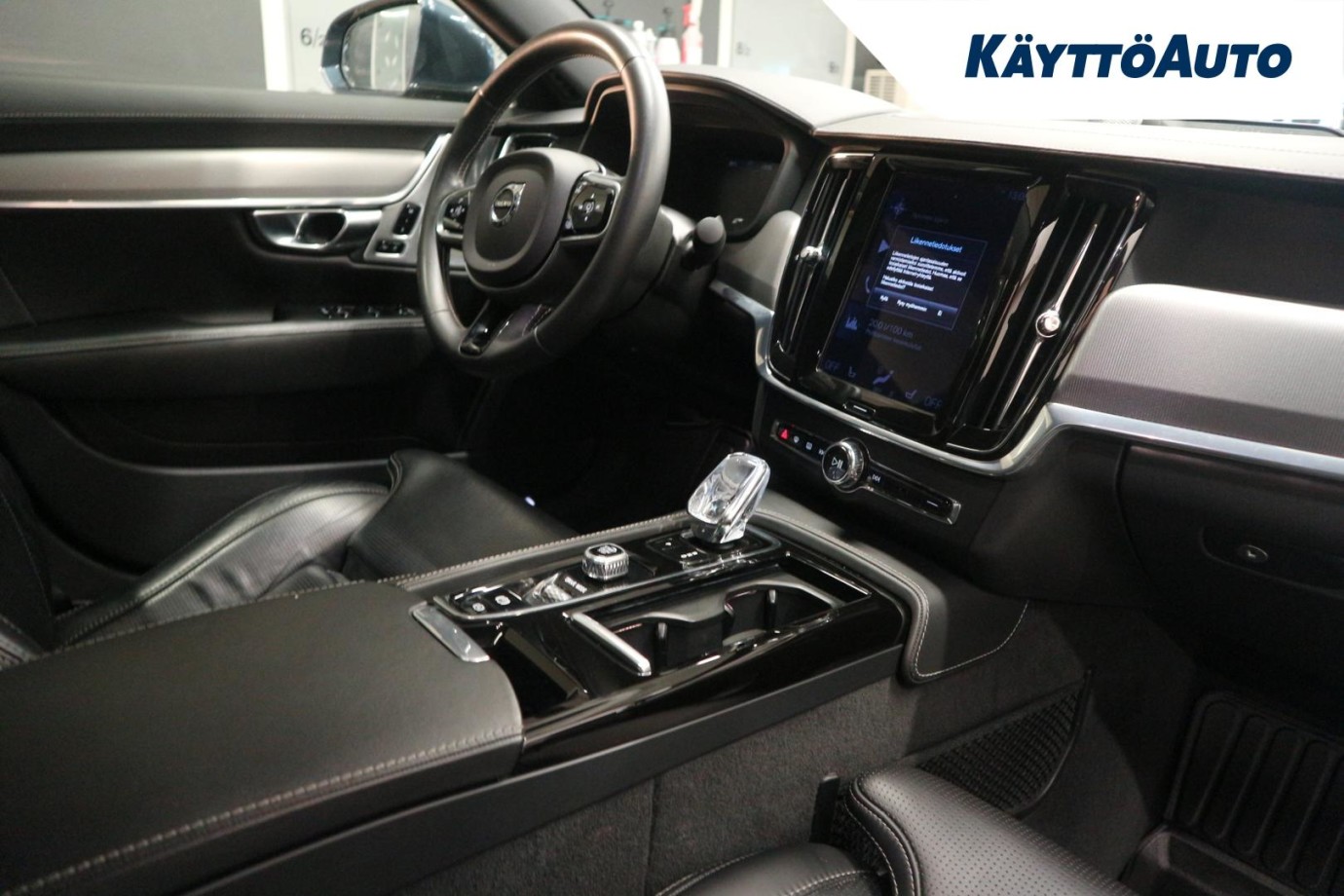 Esittelykuva VOLVO S90 lataushybridiautosta.