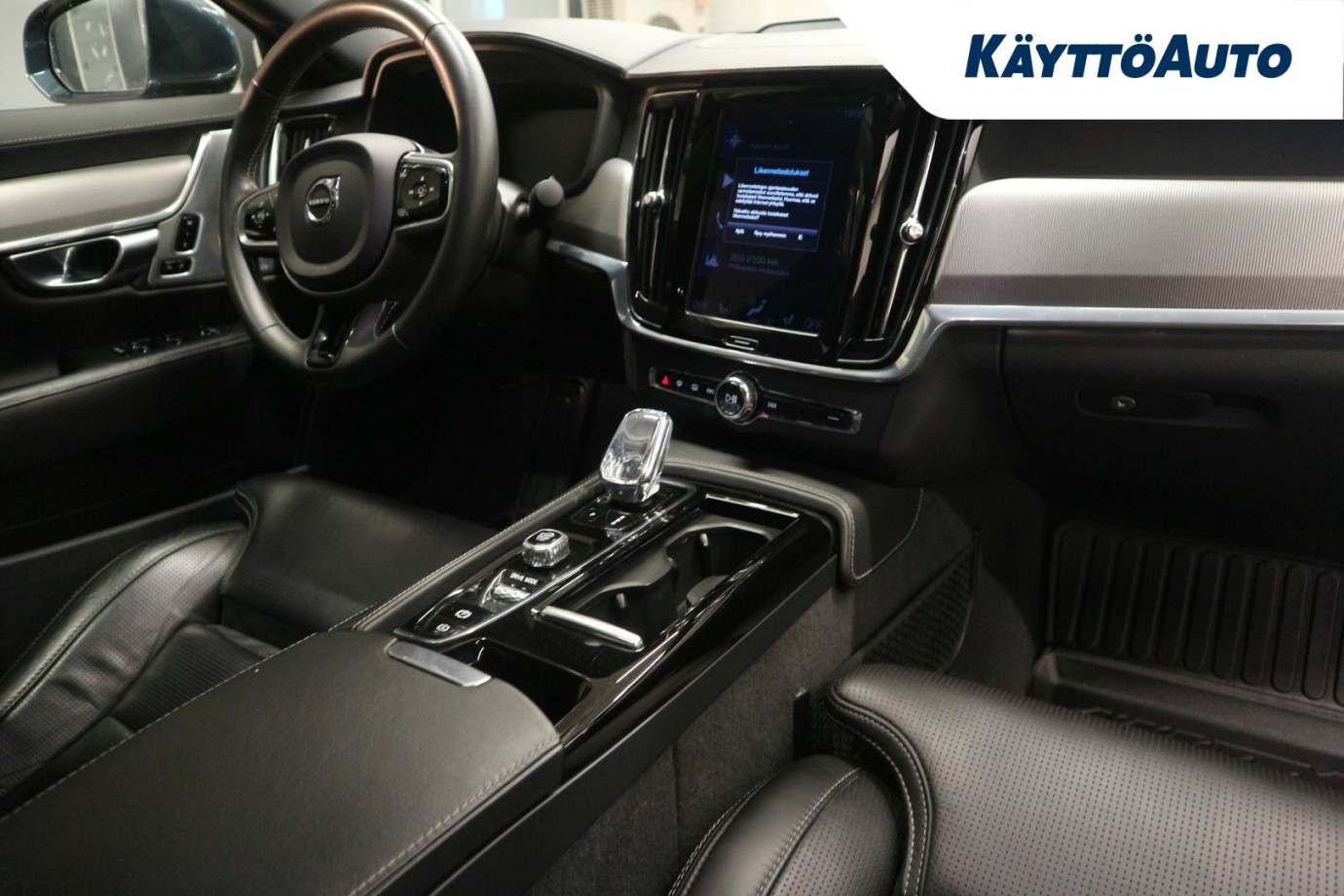 Esittelykuva VOLVO S90 lataushybridiautosta.