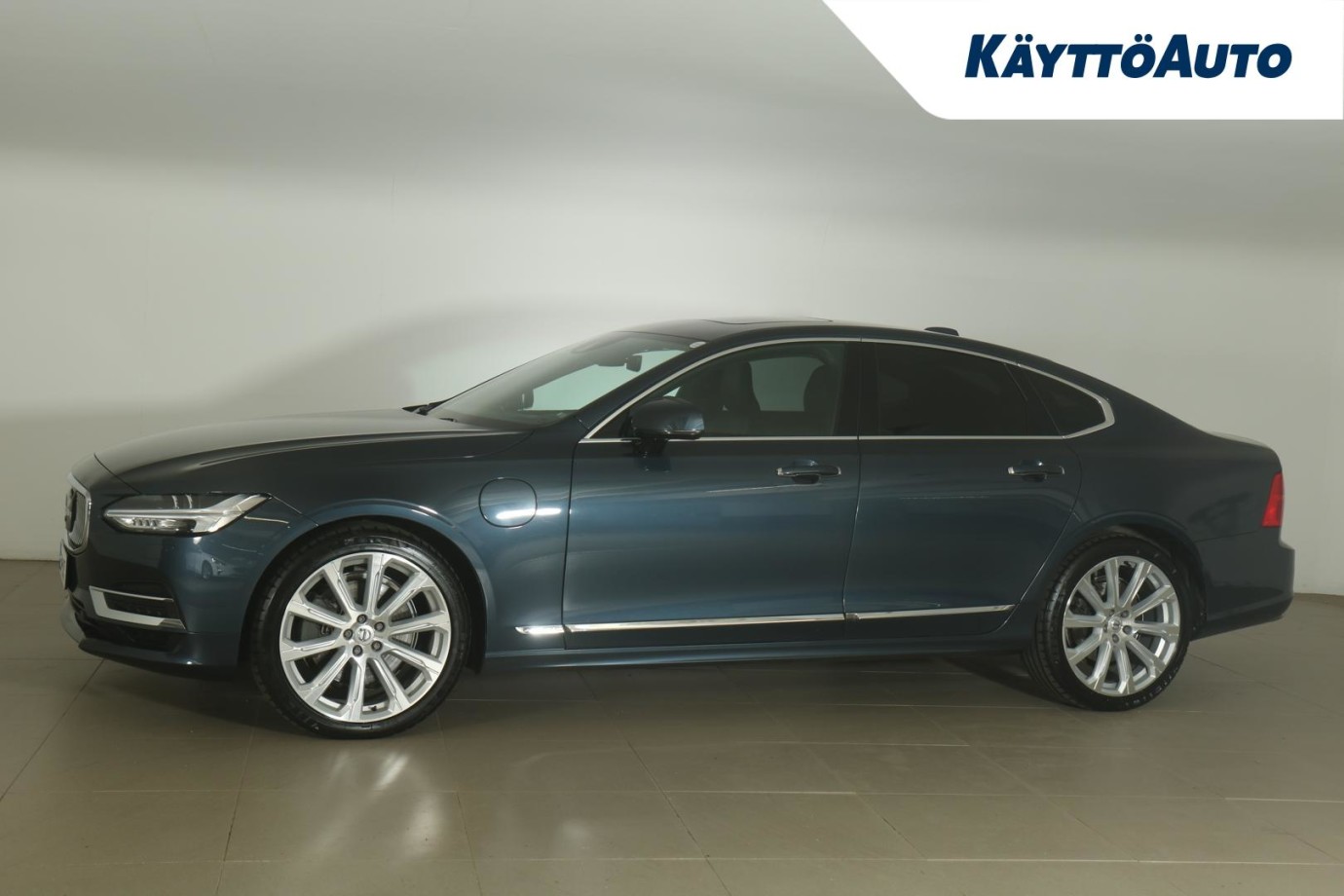 Esittelykuva VOLVO S90 lataushybridiautosta.