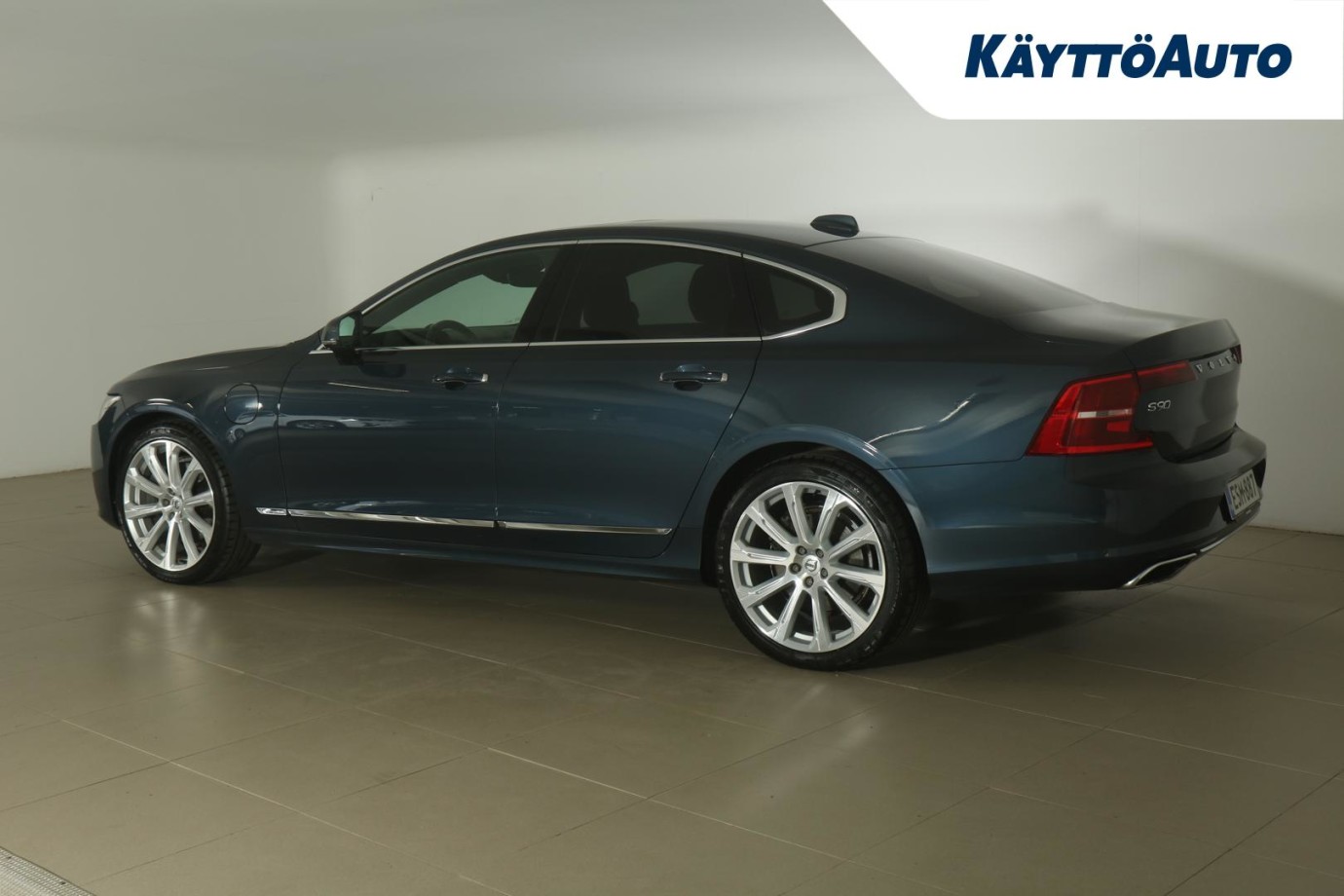 Esittelykuva VOLVO S90 lataushybridiautosta.