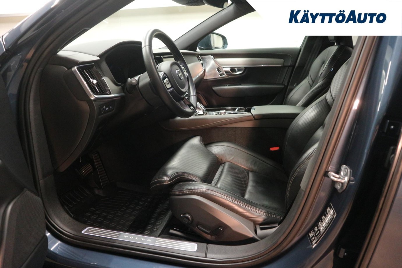 Esittelykuva VOLVO S90 lataushybridiautosta.