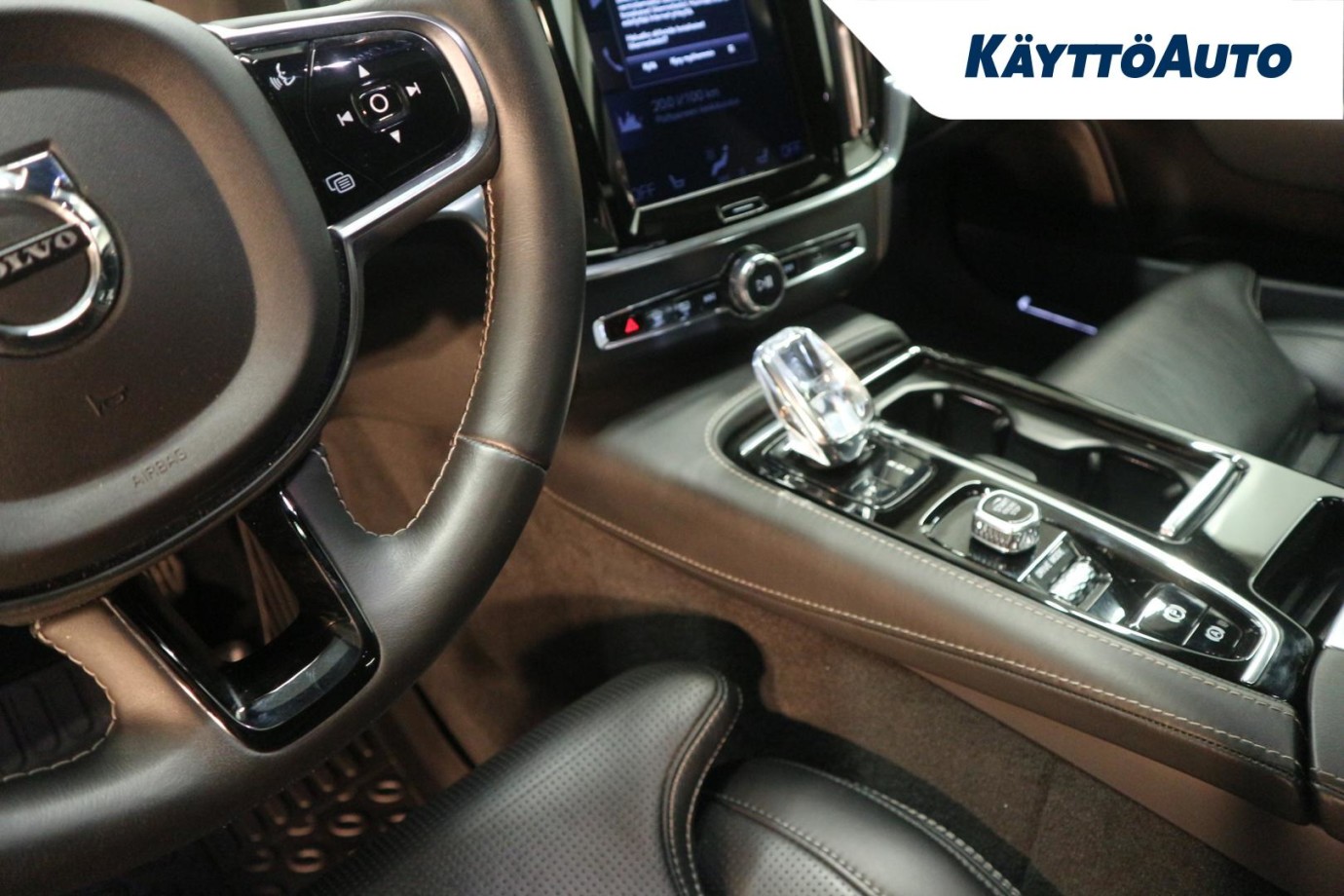 Esittelykuva VOLVO S90 lataushybridiautosta.