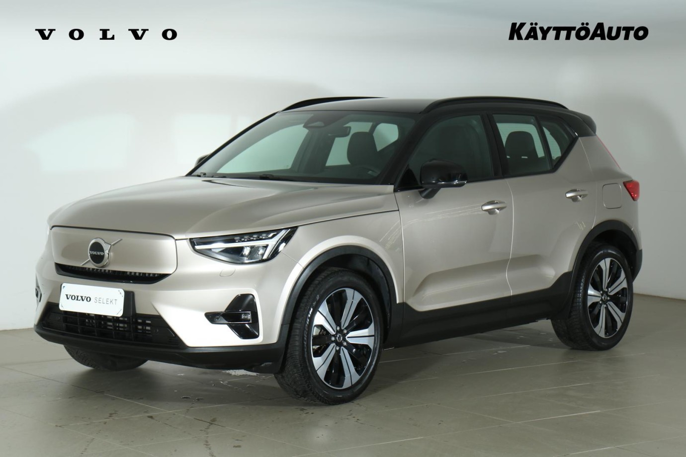 Esittelykuva VOLVO XC40 täyssähköautosta.