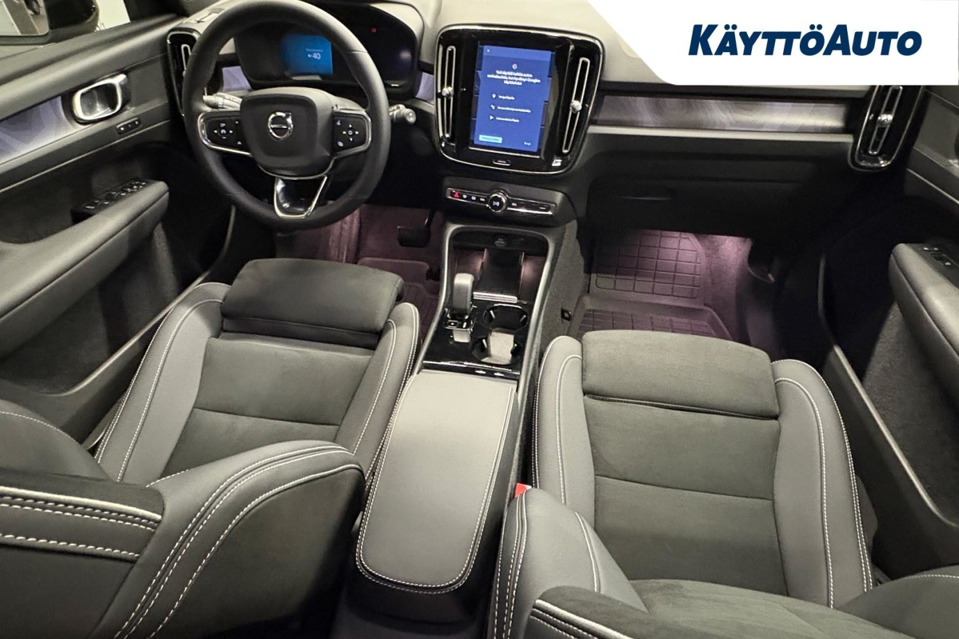 Esittelykuva VOLVO XC40 täyssähköautosta.