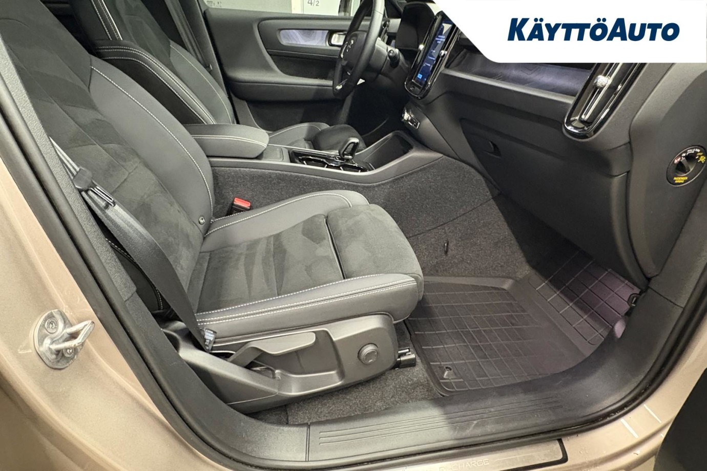 Esittelykuva VOLVO XC40 täyssähköautosta.